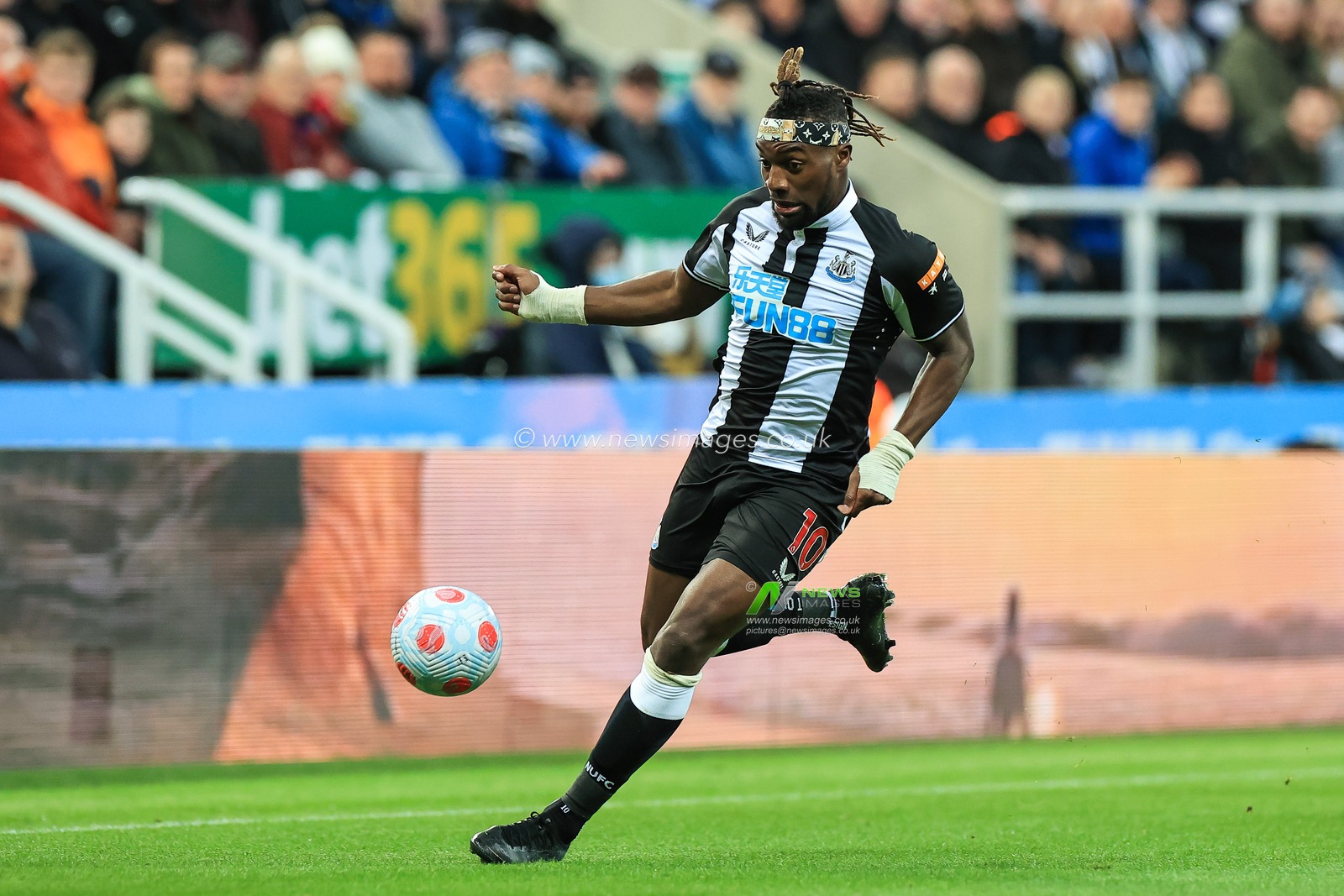 Allan Saint-Maximin #10 of Newcastle United makes a break with the ball