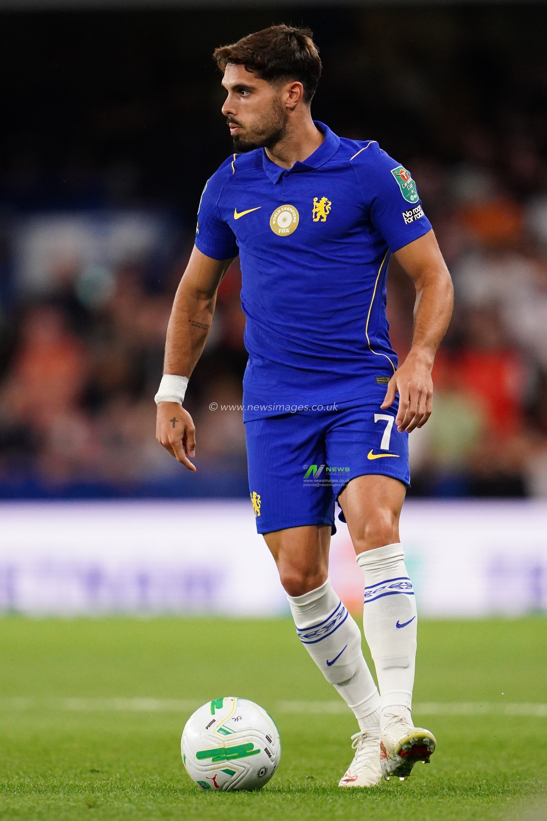 Pedro Neto of Chelsea with the ball during the Carabao Cup round 2 match Chelsea vs Luton Town at Stamford Bridge, London, United Kingdom on 27 August 2026

(Photo by Harvey Murphy/News Images)