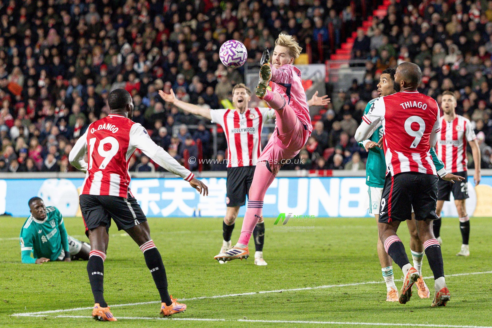 CaoimhÃ­n Kelleher of Brentford fails to make a save during the Premier League match Brentford vs Liverpool at The Gtech Community Stadium, London, United Kingdom, 25th October 2025

(Photo by Ian Stephen/News Images)