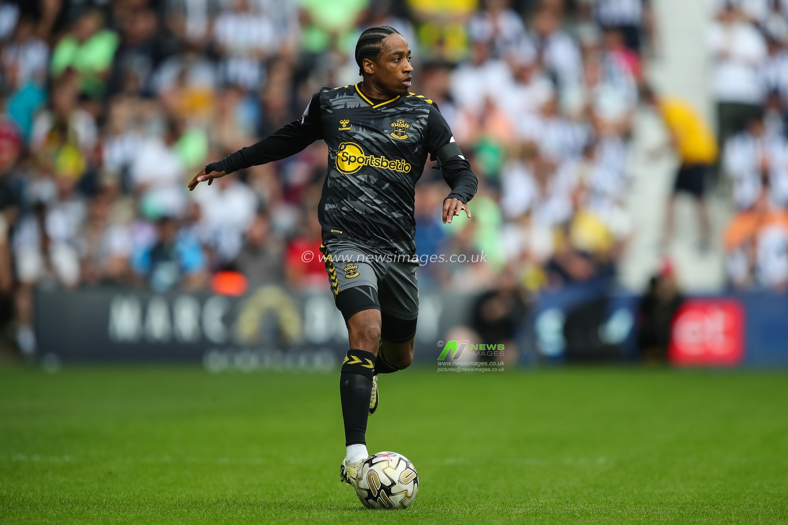 Kyle Walker-Peters of Southampton breaks with the ball during the Sky Bet Championship Play-Off Semi-Final First Leg match West Bromwich Albion vs Southampton at The Hawthorns, West Bromwich, United Kingdom, 12th May 2024

(Photo by Gareth Evans/News Images)