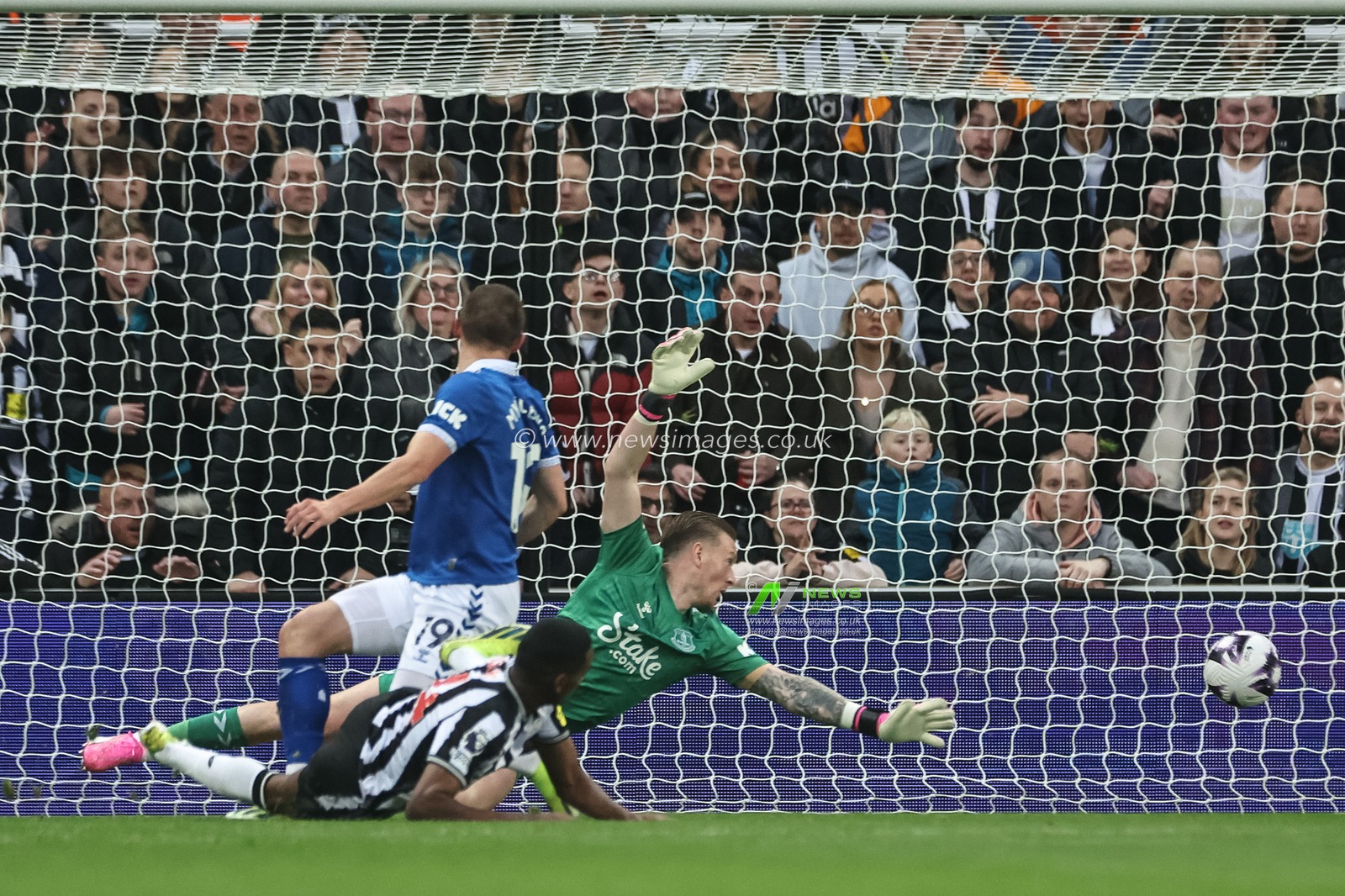 Alexander Isak of Newcastle United scores to make it 1-0 during the Premier League match Newcastle United vs Everton at St. James's Park, Newcastle, United Kingdom, 2nd April 2024

(Photo by Mark Cosgrove/News Images)