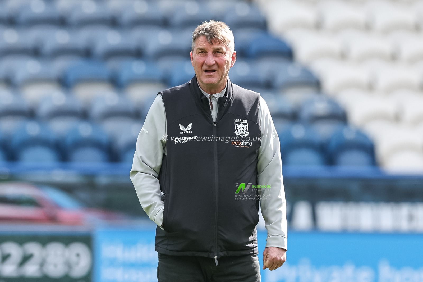 Tony Smith Head Coach of Hull FC inspects the pitch as he arrives during the Betfred Challenge Cup Sixth Round match Huddersfield Giants vs Hull FC at John Smith's Stadium, Huddersfield, United Kingdom, 23rd March 2024

(Photo by Mark Cosgrove/News Images)
