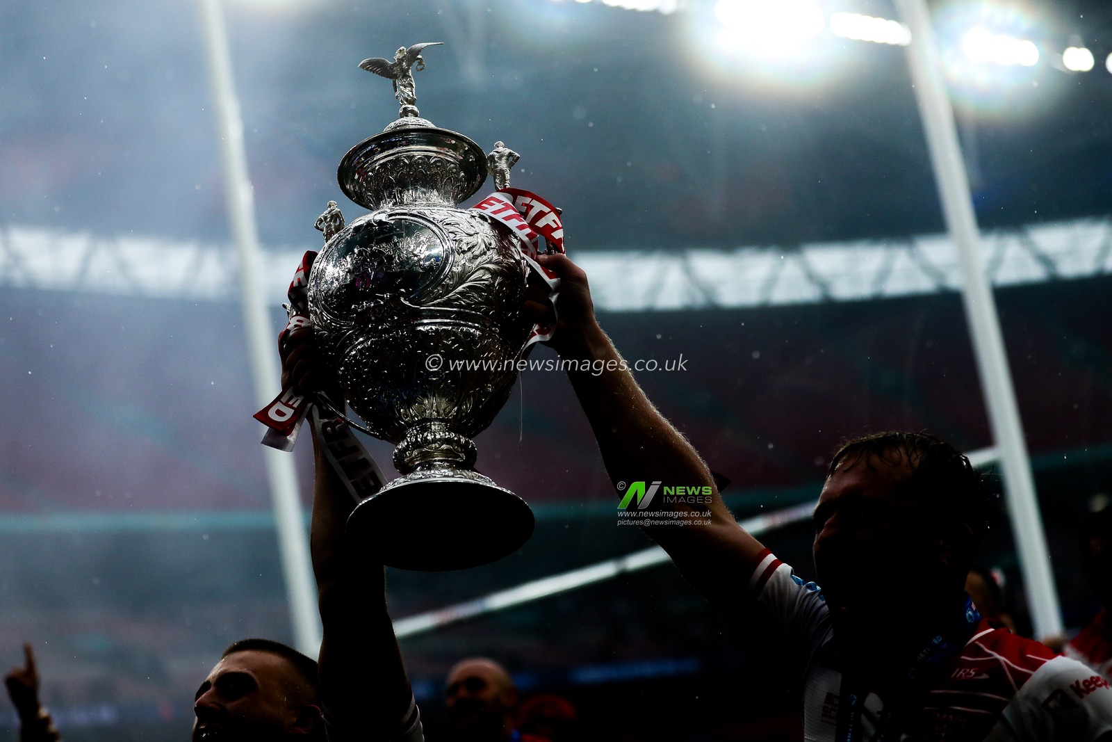 Hull KR lift the he Betfred Challenge Cup after the teams victory following the Betfred Challenge Cup Final Warrington Wolves vs Hull KR at Wembley Stadium, London, United Kingdom, 7th June 2025

(Photo by Izzy Poles/News Images)