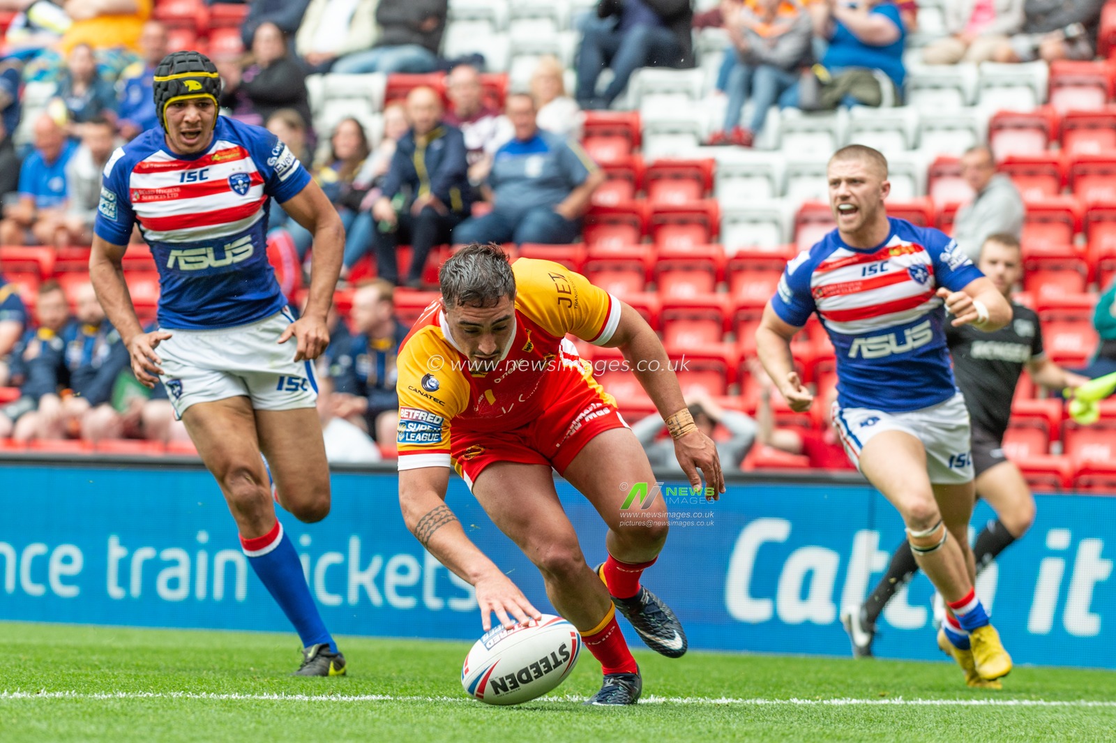 25th May 2019 , Anfield Stadium, Liverpool, England; Dacia Magic Weekend, Betfred Super League Round 16, Wakefield Trinity vs Catalans Dragons ; Tony Gigot (1) of Catalans Dragons goes over for a try

Credit: Richard Long/News Images
