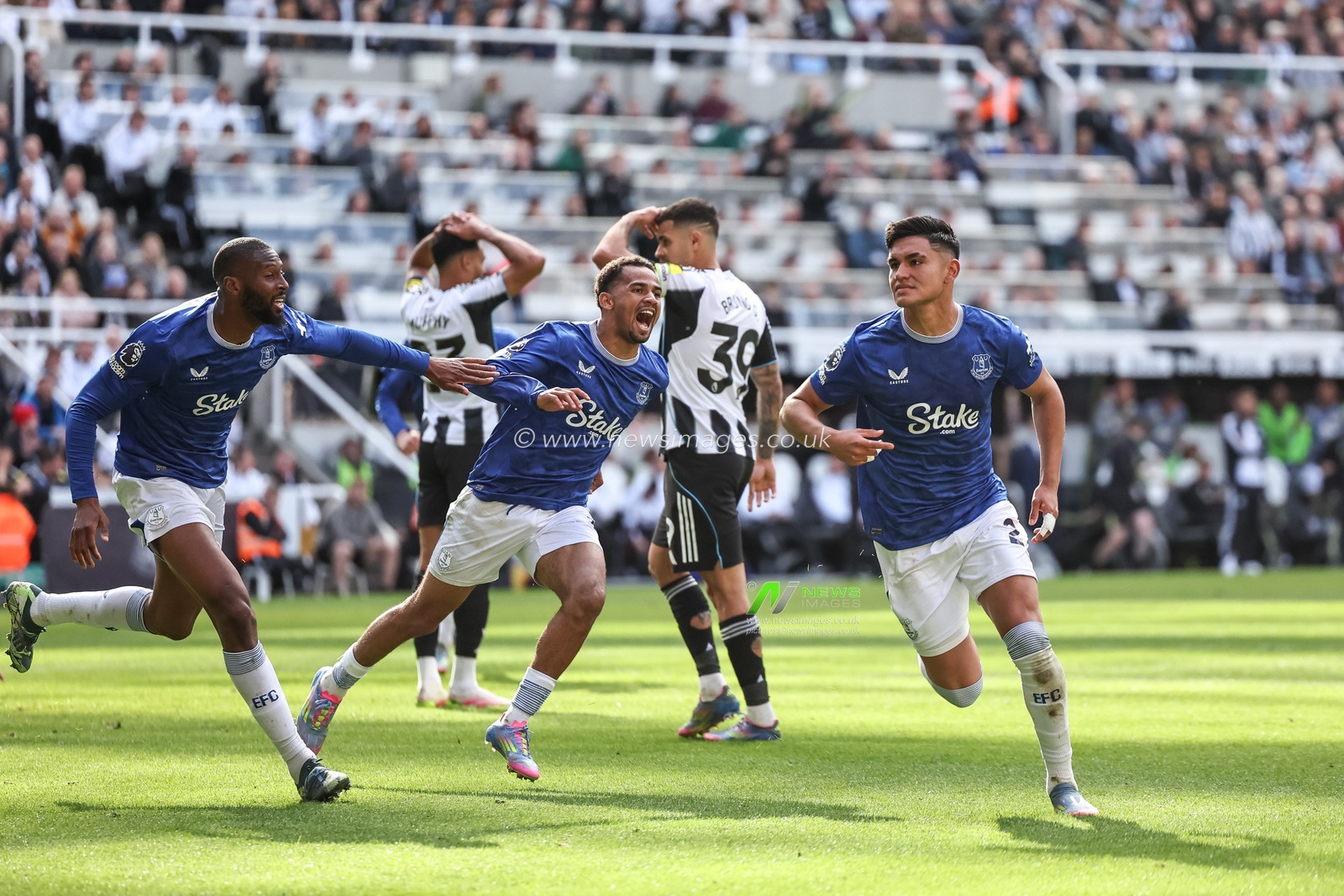 Carlos Alcaraz of Everton celebrates his goal to make it 0-1 during the Premier League match Newcastle United vs Everton at St. James's Park, Newcastle, United Kingdom, 25th May 2025

(Photo by Mark Cosgrove/News Images)