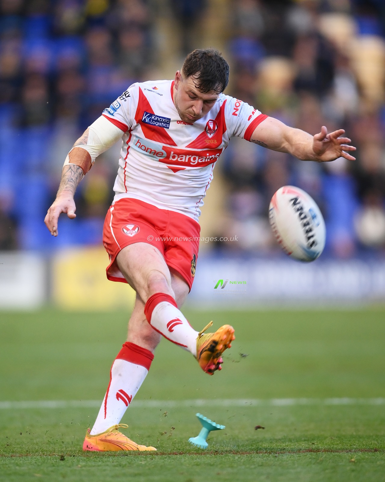 Tommy Makinson of St. Helens kicks the ball during the Betfred Super League play-off Eliminator 2 Warrington Wolves v St Helens at Halliwell Jones Stadium, Warrington, United Kingdom, 28th September 2024

(Photo by Ben Roberts/News Images)