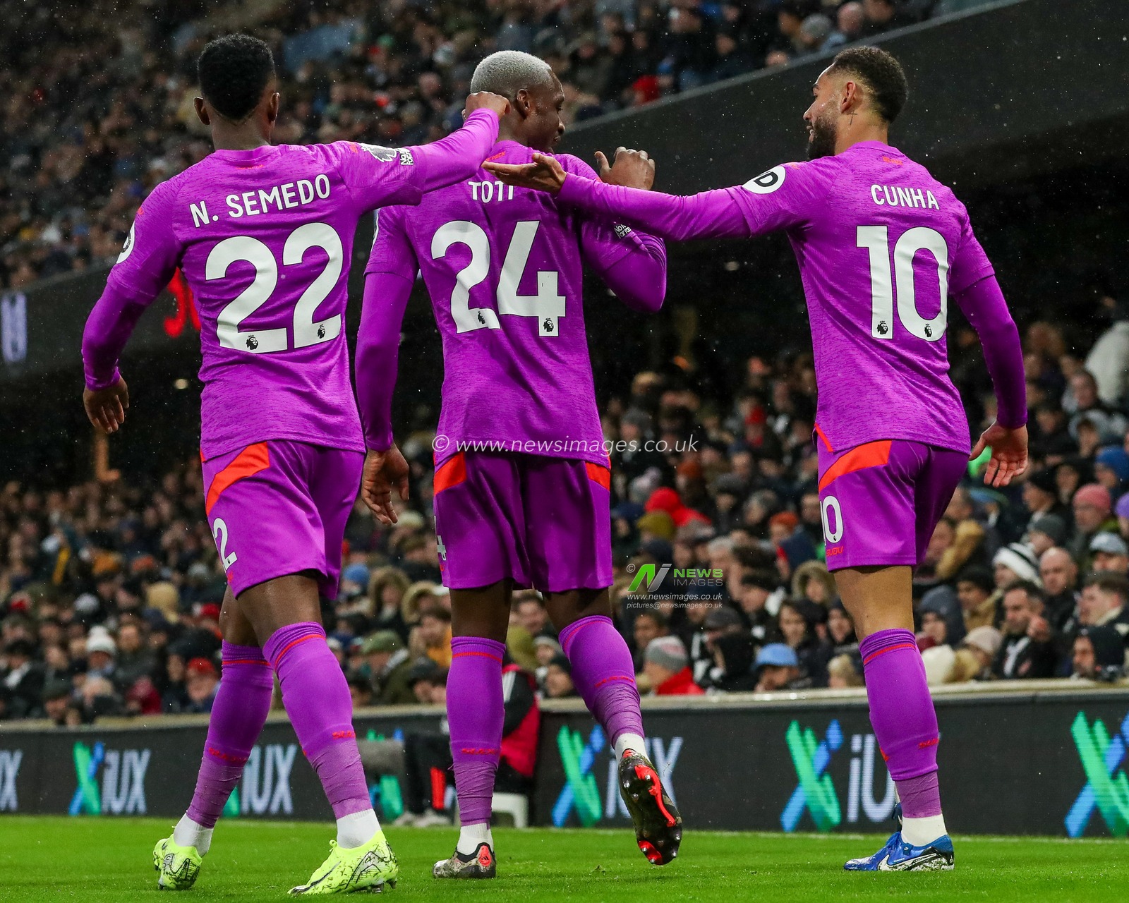 Matheus Cunha of Wolverhampton Wanderers celebrates his goal with teammates to make it 1-1 during the Premier League match Fulham vs Wolverhampton Wanderers at Craven Cottage, London, United Kingdom, 23rd November 2024

(Photo by Izzy Poles/News Images)