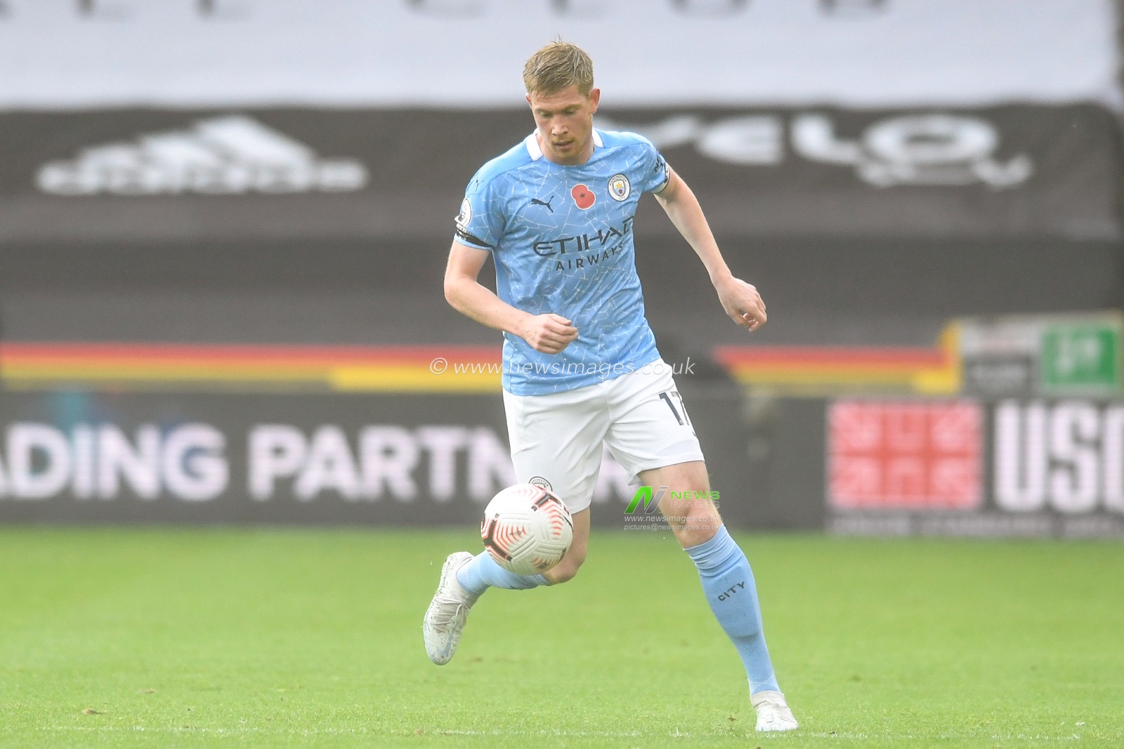 Kevin De Bruyne (17) of Manchester City looks to control the ball