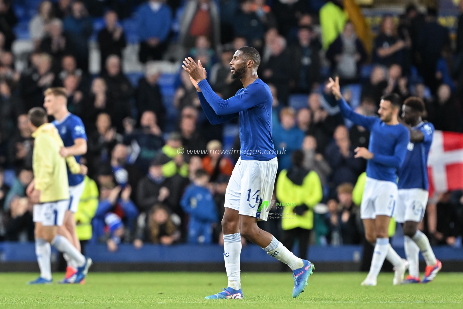 Beto of Everton claps fans at full time during the Carabao Cup match Everton vs Doncaster Rovers at Goodison Park, Liverpool, United Kingdom, 27th August 2024

(Photo by Cody Froggatt/News Images)