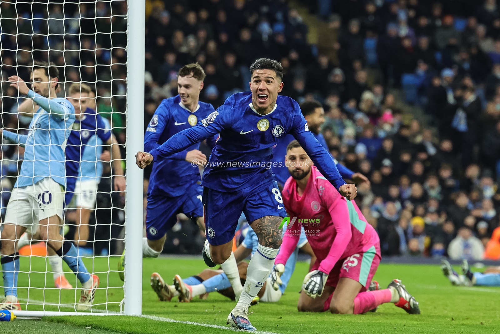 Enzo Fernandez of Chelsea celebrates his goal to make it 1-1 during the Premier League match Manchester City vs Chelsea at Etihad Stadium, Manchester, United Kingdom, 4th January 2026

(Photo by Mark Cosgrove/News Images)

*** GER AUT SUI OUT ***