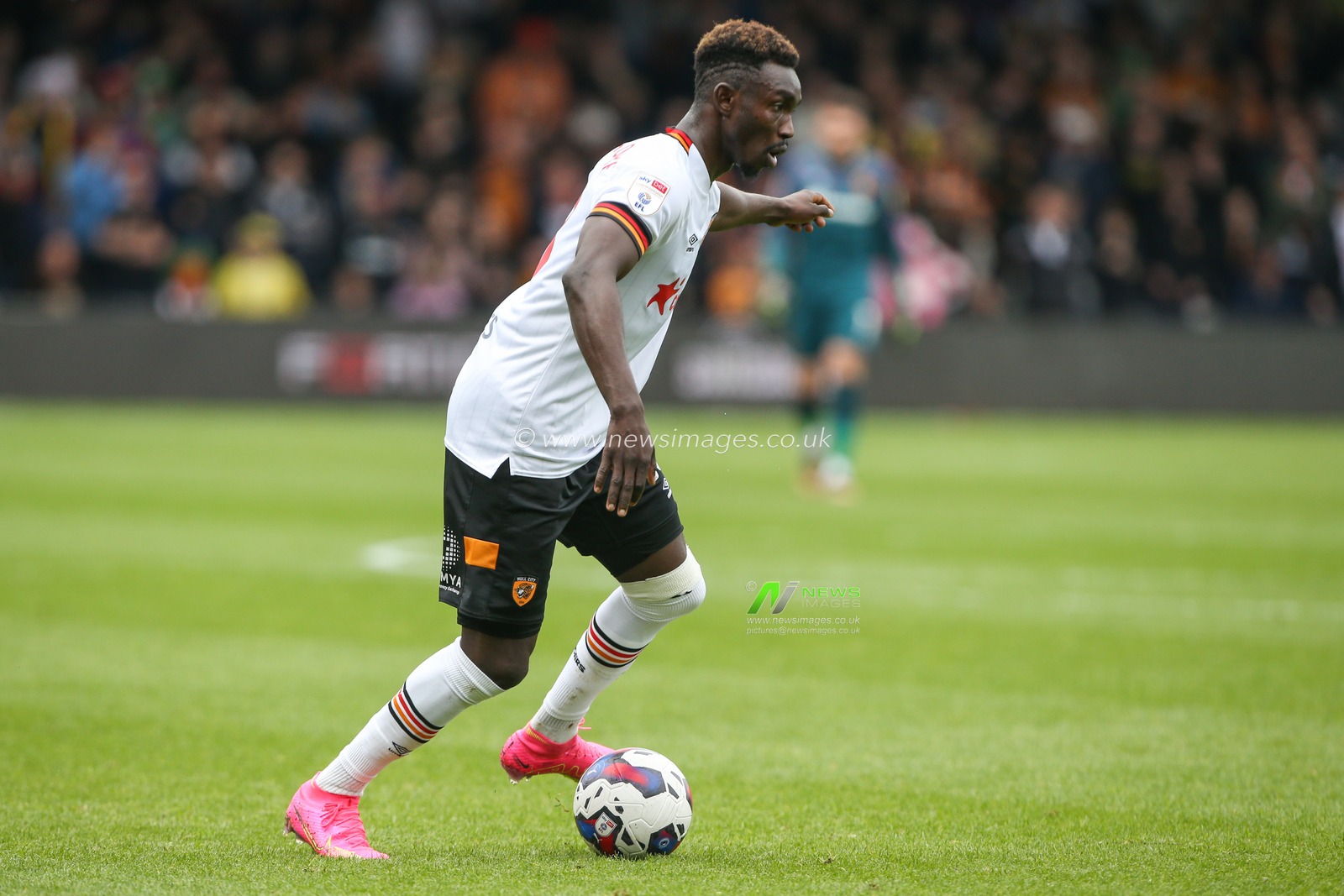 Adama TraorÃ© #18 of Hull City on the ball during the Sky Bet Championship match Luton Town vs Hull City at Kenilworth Road, Luton, United Kingdom, 8th May 2023

(Photo by Arron Gent/News Images)