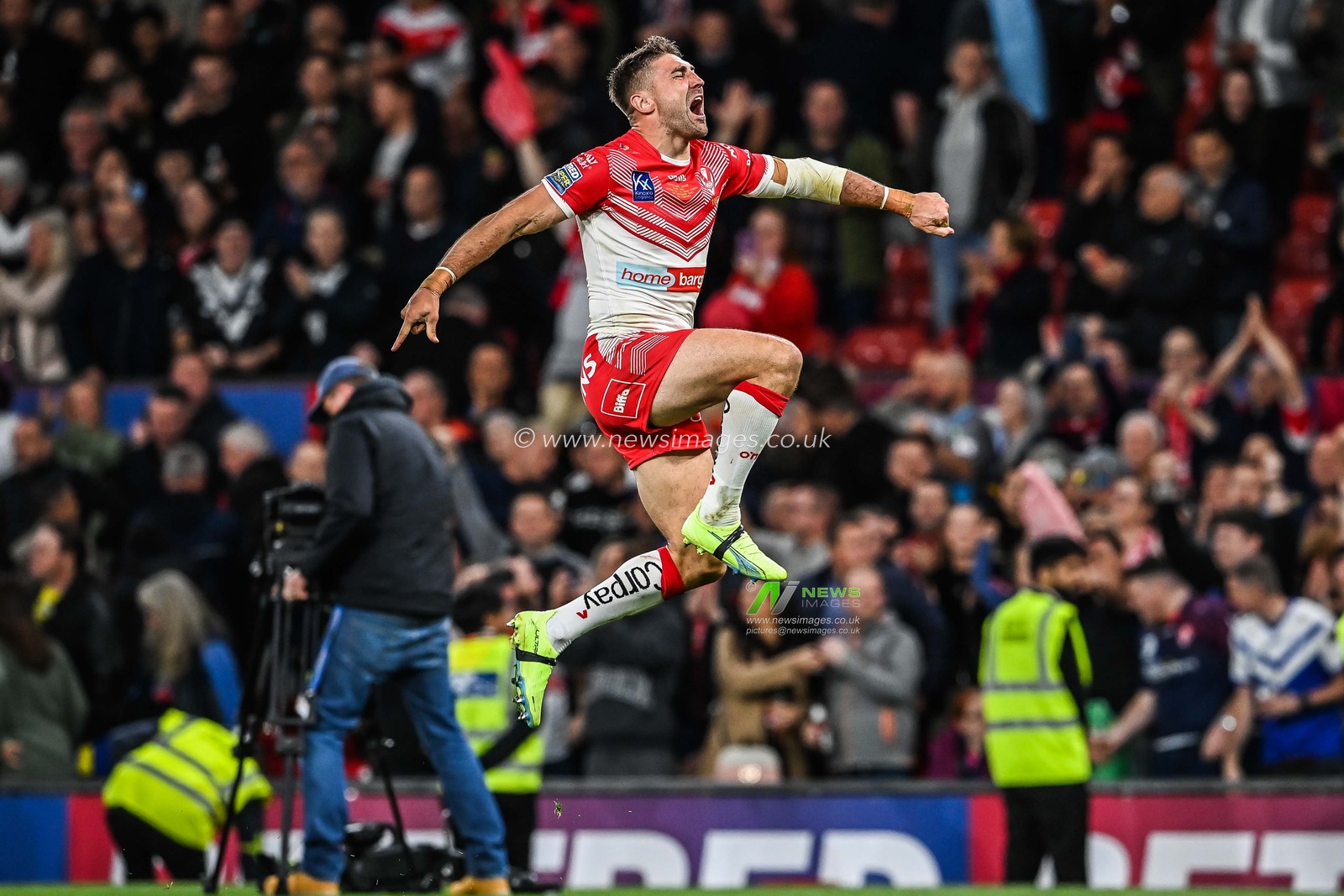 Tommy Makinson #2 of St Helens celebrates at the final whistle as he wins the 25th Betfred Super League Grand Final match St Helens vs Leeds Rhinos at Old Trafford, Manchester, United Kingdom, 24th September 2022

(Photo by Craig Thomas/News Images)