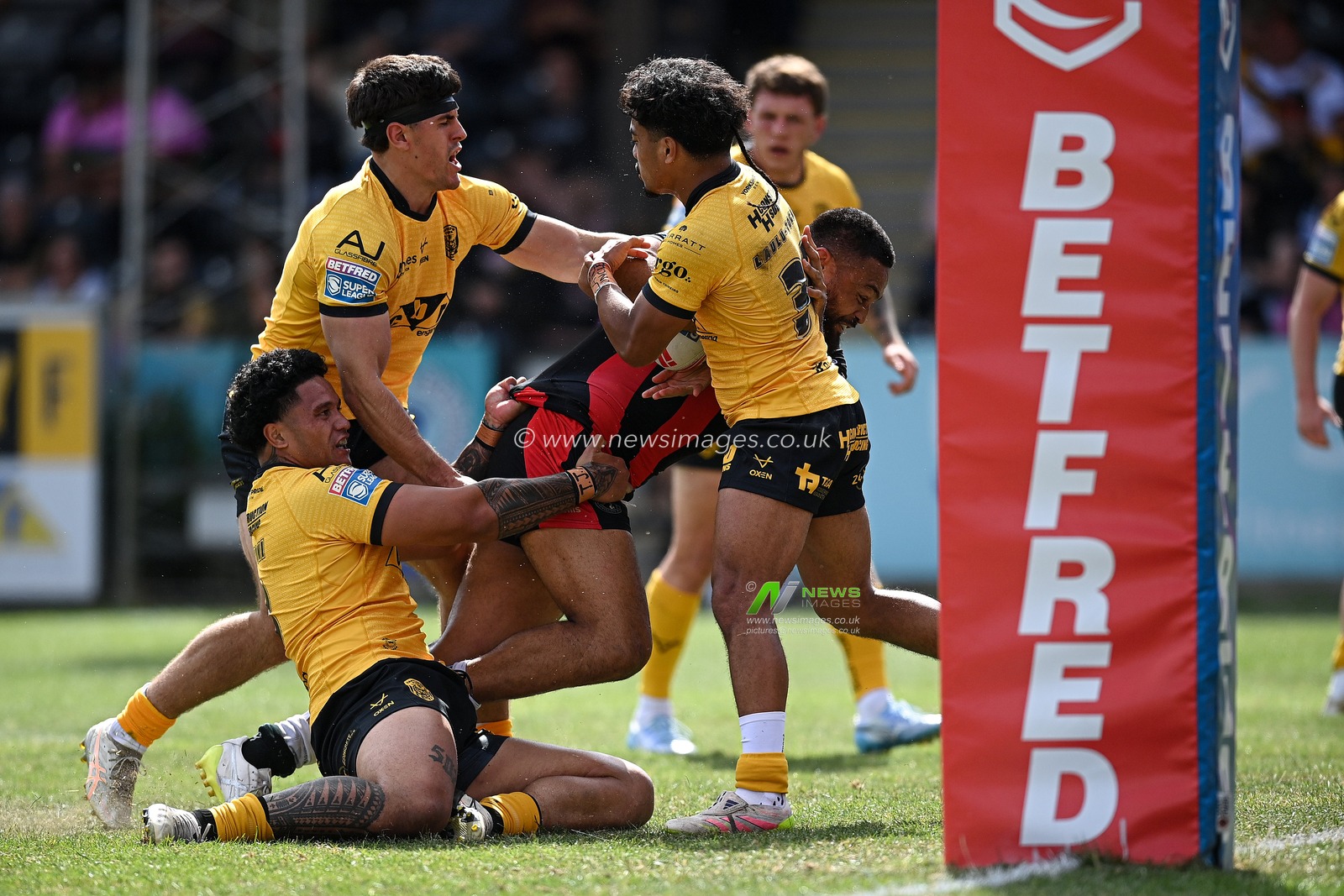 Toafofoa Sipley of Warrington Wolves scores a try during the Betfred Super League round 21 match Castleford Tigers vs Warrington Wolves at OneBore Stadium, Castleford, Untied Kingdom on 01 August 2026

(Photo by Ben Roberts/News Images)

