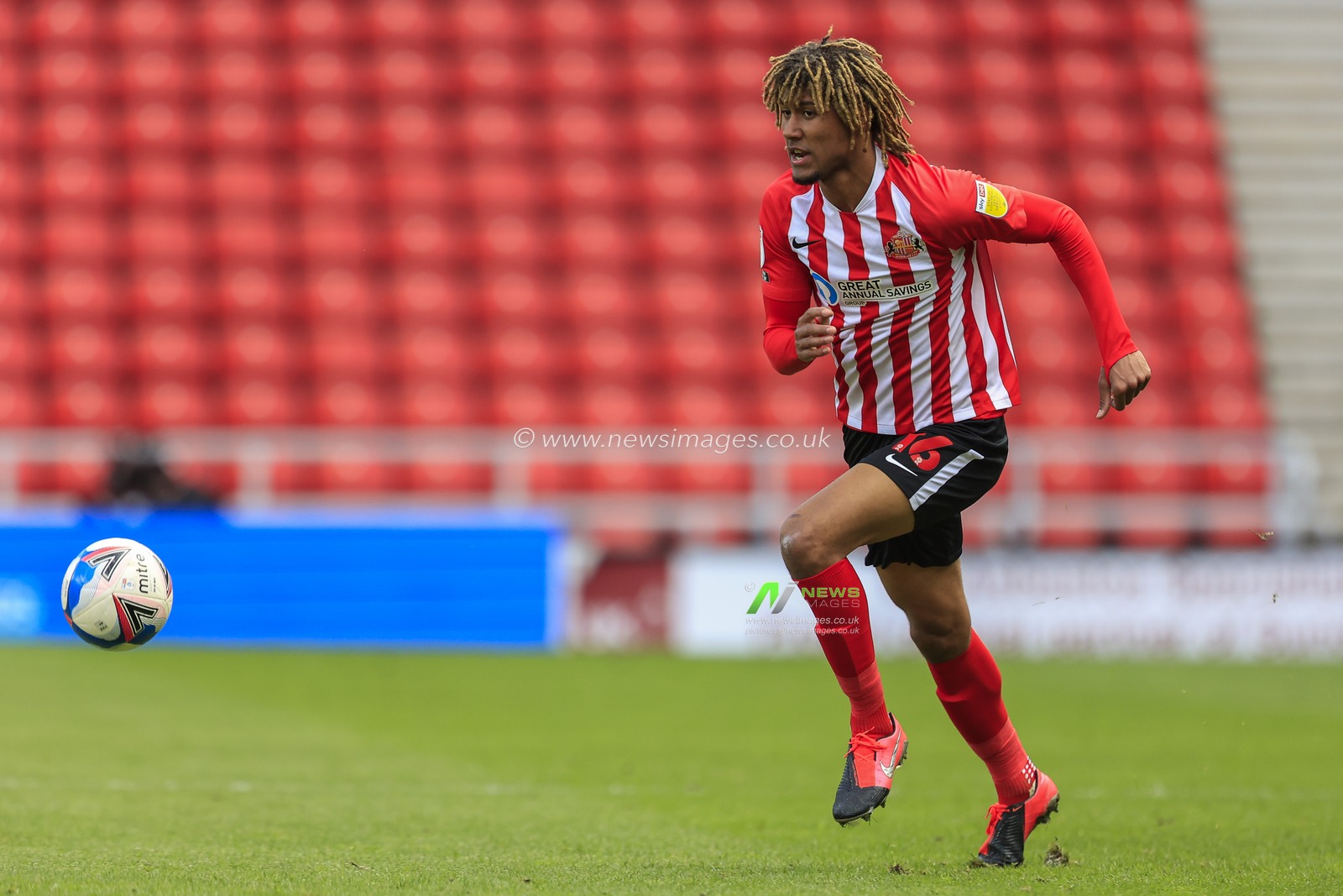 Dion Sanderson #16 of Sunderland passes the ball