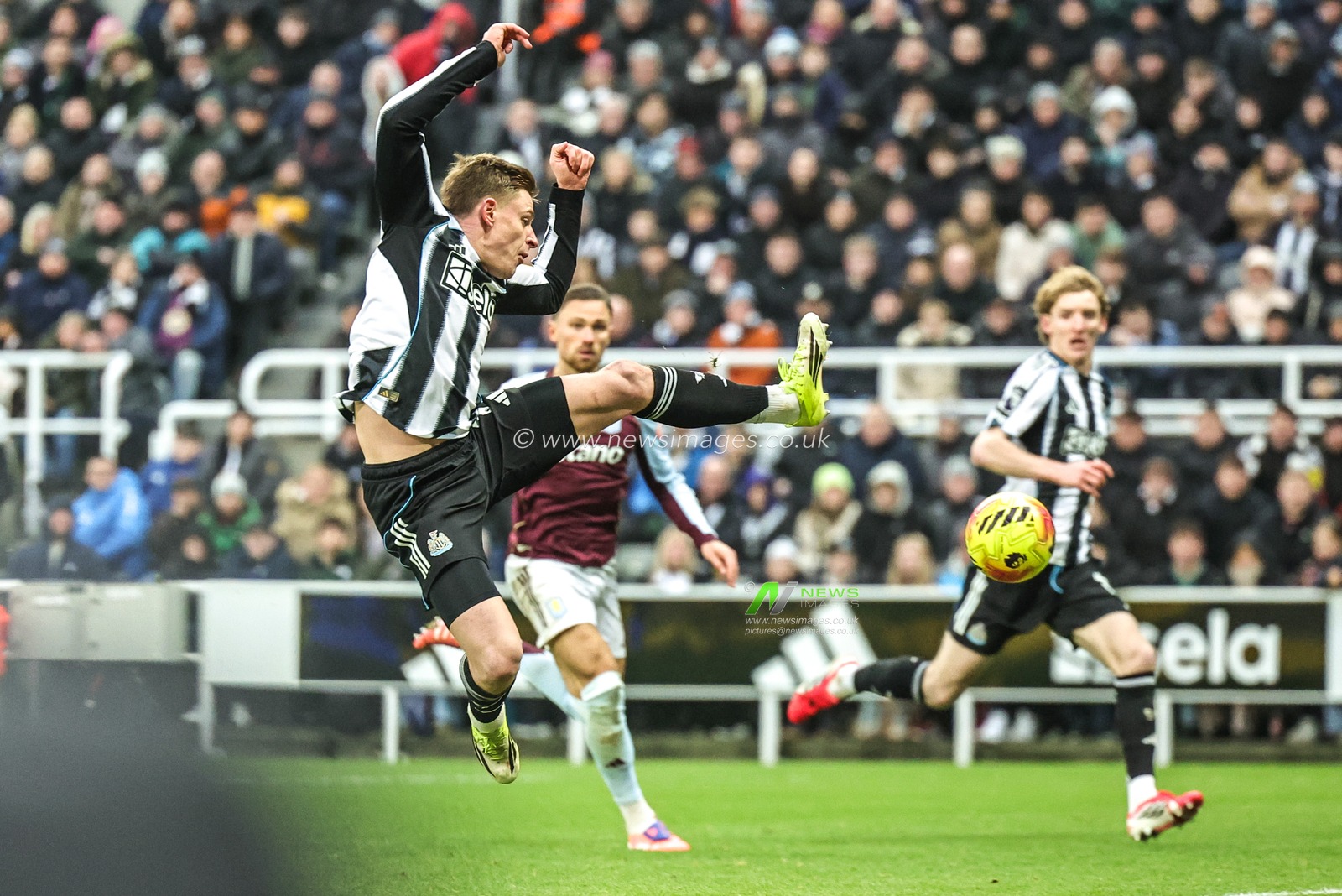 Harvey Barnes of Newcastle United shoots on goal during the Premier League match Newcastle United vs Aston Villa at St. James's Park, Newcastle, United Kingdom, 25th January 2026

(Photo by Mark Cosgrove/News Images)