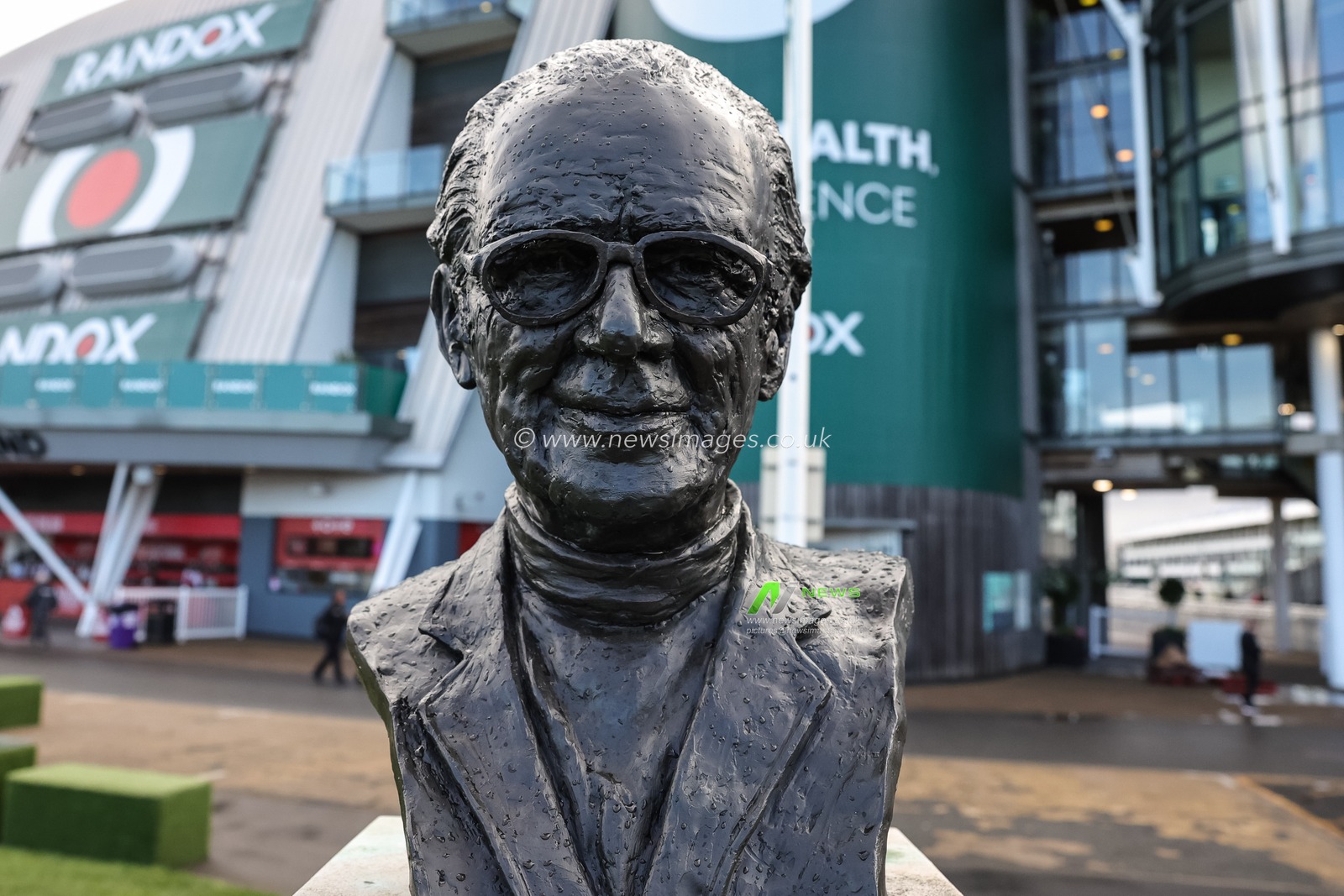 The Peter O'Sullevan, the face of racing for over fifty years at Aintree 1947 - 1997 statue during the 2026 Randox Grand National Day at Aintree Racecourse, Aintree, United Kingdom on 11 April 2026

(Photo by Mark Cosgrove/News Images)