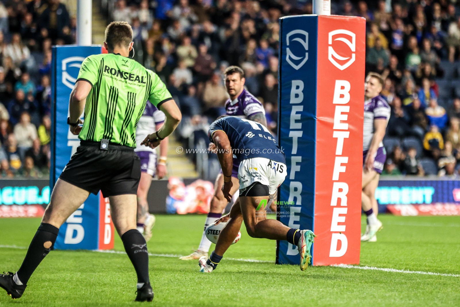 Kallum Watkins of Leeds Rhinos celebrates his try during the Betfred Super League round 10 match Leeds Rhinos vs Wakefield Trinity at AMT Headingley Stadium, Leeds, United Kingdom on 01 May 2026

(Photo by Alfie Cosgrove/News Images)