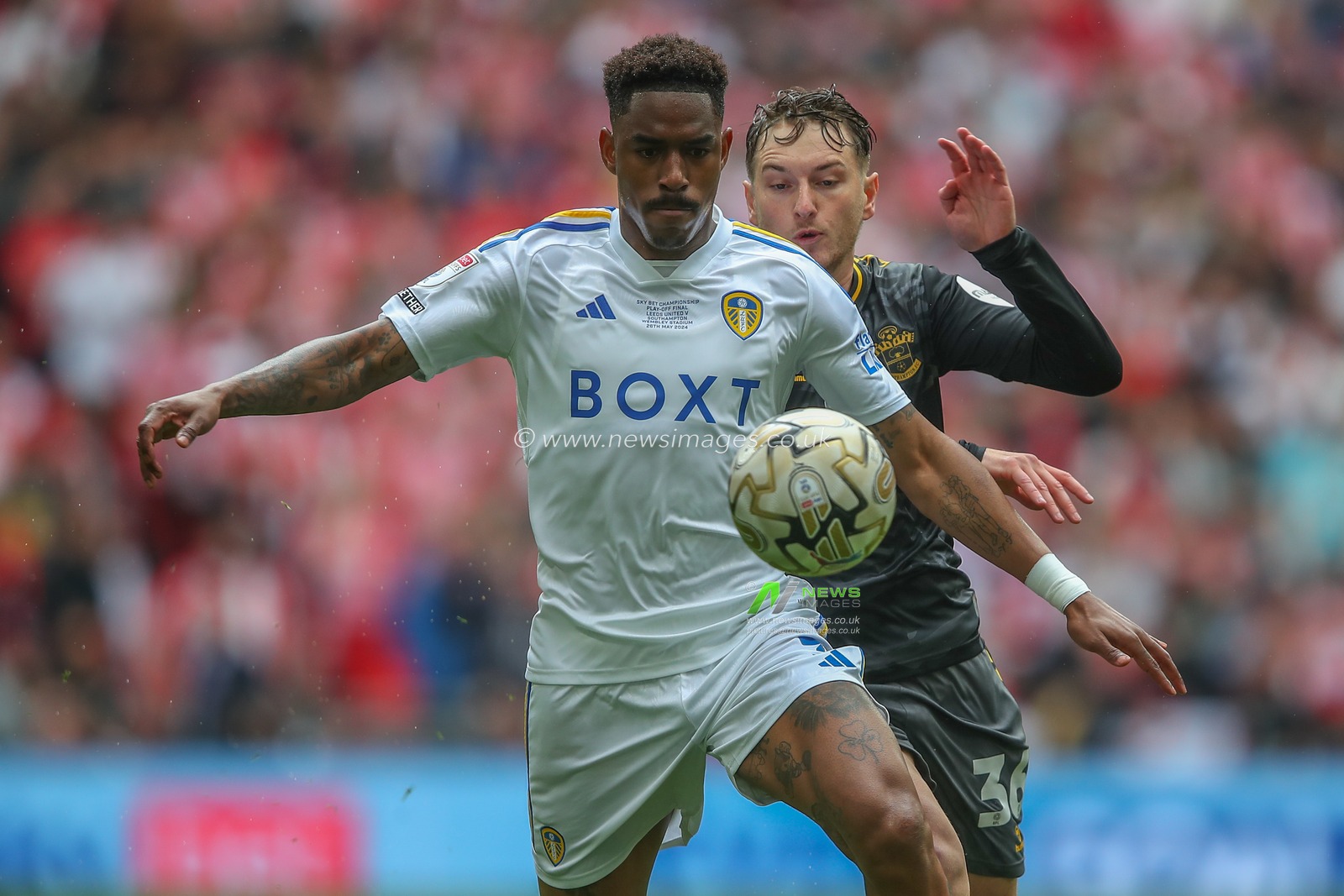 JÃºnior Firpo of Leeds United holds off Ryan Fraser of Southampton during the Sky Bet Championship Play-Off Final match Leeds United vs Southampton at Wembley Stadium, London, United Kingdom, 26th May 2024

(Photo by Gareth Evans/News Images)