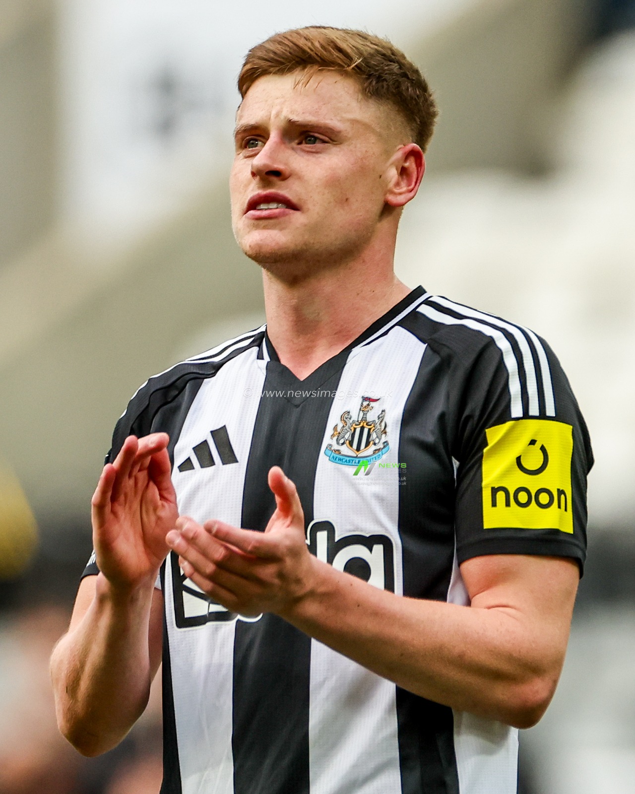 Harvey Barnes of Newcastle United acknowledges the fans after the teams victory following the Premier League match Newcastle United vs Manchester United at St. James's Park, Newcastle, United Kingdom, 13th April 2025

(Photo by Mark Cosgrove/News Images)