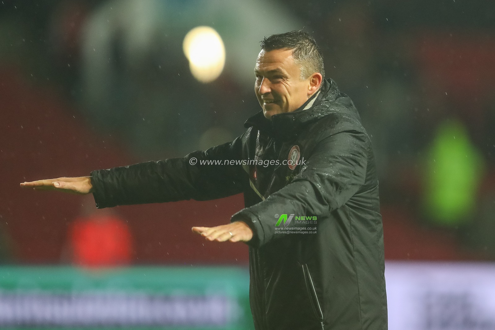 Paul Heckingbottom Manager of Sheffield United applauds the travelling fans after the Sky Bet Championship match Bristol City vs Sheffield United at Ashton Gate, Bristol, United Kingdom, 1st November 2022

(Photo by Gareth Evans/News Images)