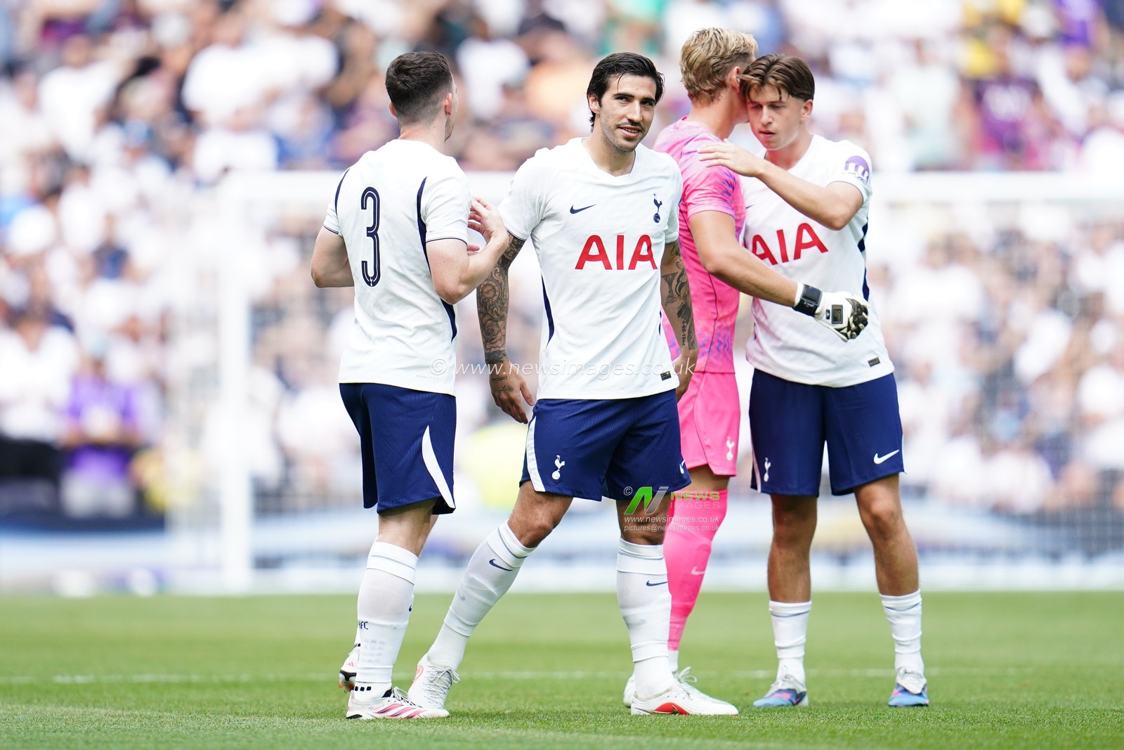 Tottenham hotspur players ahead of kick off during the pre-season friendly match Tottenham Hotspur vs Hoffenheim at Tottenham Hotspur Stadium, London, United Kingdom on 15 August 2026

(Photo by Harvey Murphy/News Images)