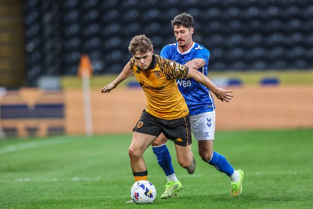 Trai Hume of Sunderland andNathan Tinsdale of Hull City battle for the ball during the Pre-season friendly match Hull City vs Sunderland at MKM Stadium, Hull, United Kingdom, 29th July 2025

(Photo by Alfie Cosgrove/News Images)
