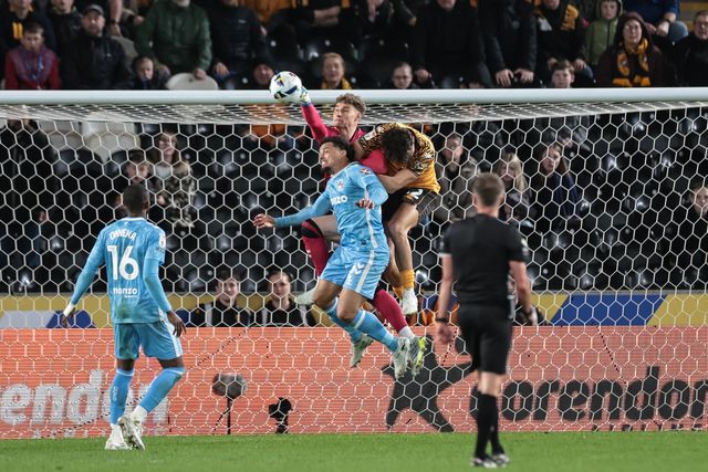 Coventry City goalkeeper Carl Rushworth punches clear during the Sky Bet Championship match Hull City vs Coventry City at MKM Stadium, Hull, United Kingdom on 06 April 2026

(Photo by Mark Cosgrove/News Images)