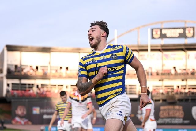 Matty Ashton of Warrington Wolves scelebrates scoring his team's eighth try during the Betfred Super League round 22 match Bradford Bulls vs Warrington Wolves at Odsal Stadium, Bradford, United Kingdom on 08 August 2026

(Photo by Ben Roberts/News Images)