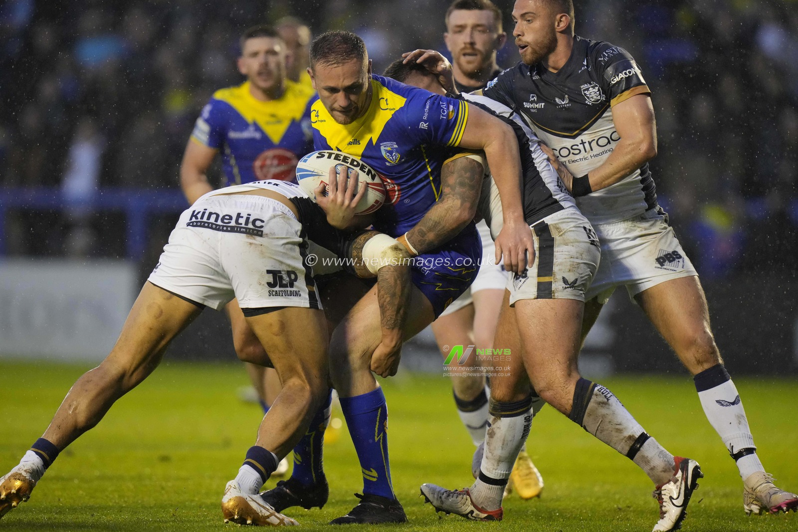 Ben Currie of Warrington Wolves runs at the Hull FC defence during the Betfred Super League Round 10 match Warrington Wolves vs Hull FC at Halliwell Jones Stadium, Warrington, United Kingdom, 3rd May 2024

(Photo by Steve Flynn/News Images)