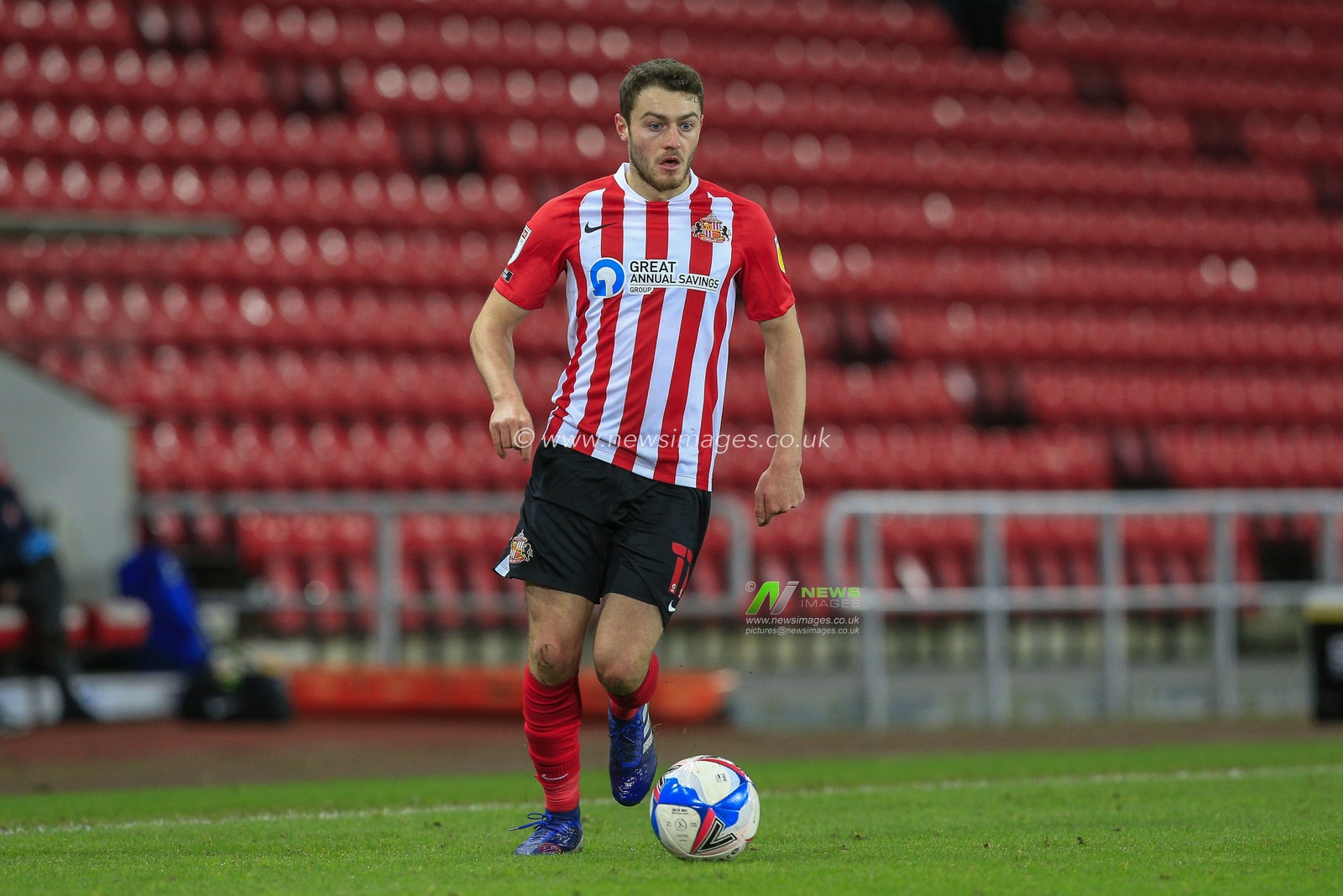 Elliot Embleton #17 of Sunderland in possession of the ball
