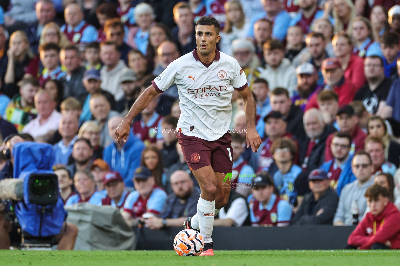 Rodri of Manchester City makes a break with the ball  during the game during the Premier League match Burnley vs Manchester City at Turf Moor, Burnley, United Kingdom, 11th August 2023

(Photo by Mark Cosgrove/News Images)