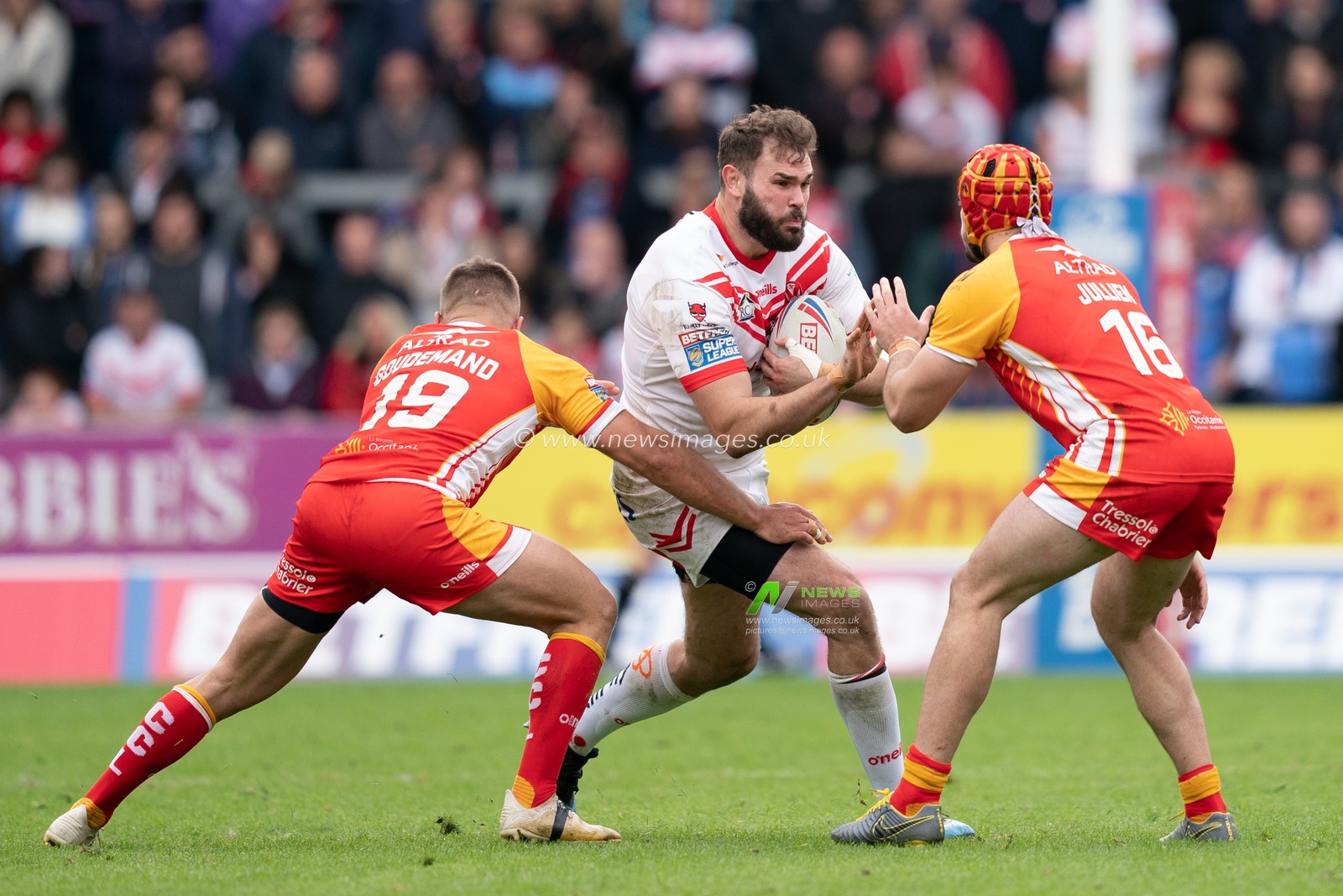 St. Helens's Alex Walmsley is tackled


28th April 2019 , Totally Wicked Stadium, St Helens, England;  Betfred Super League, Round 13, St Helens vs Catalans Dragons ; 

Credit: Terry Donnelly/News Images