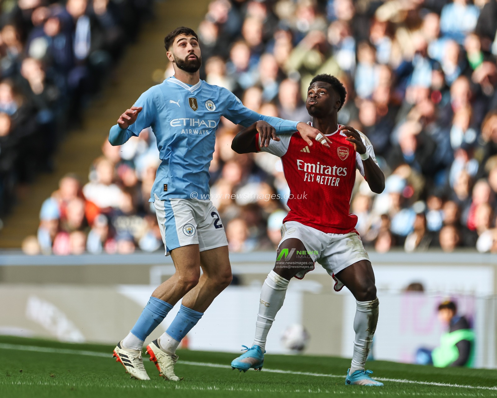 JoÅ¡ko Gvardiol of Manchester City and Bukayo Saka of Arsenal battle for positionduring the Premier League match Manchester City vs Arsenal at Etihad Stadium, Manchester, United Kingdom, 31st March 2024

(Photo by Mark Cosgrove/News Images)