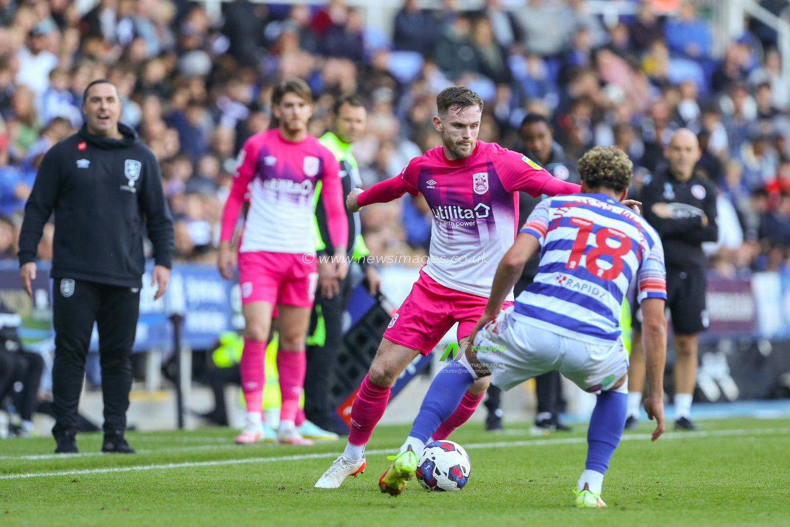 Oliver Turton #2 of Huddersfield Town on the ball during the Sky Bet Championship match Reading vs Huddersfield Town at Select Car Leasing Stadium, Reading, United Kingdom, 1st October 2022

(Photo by Arron Gent/News Images)