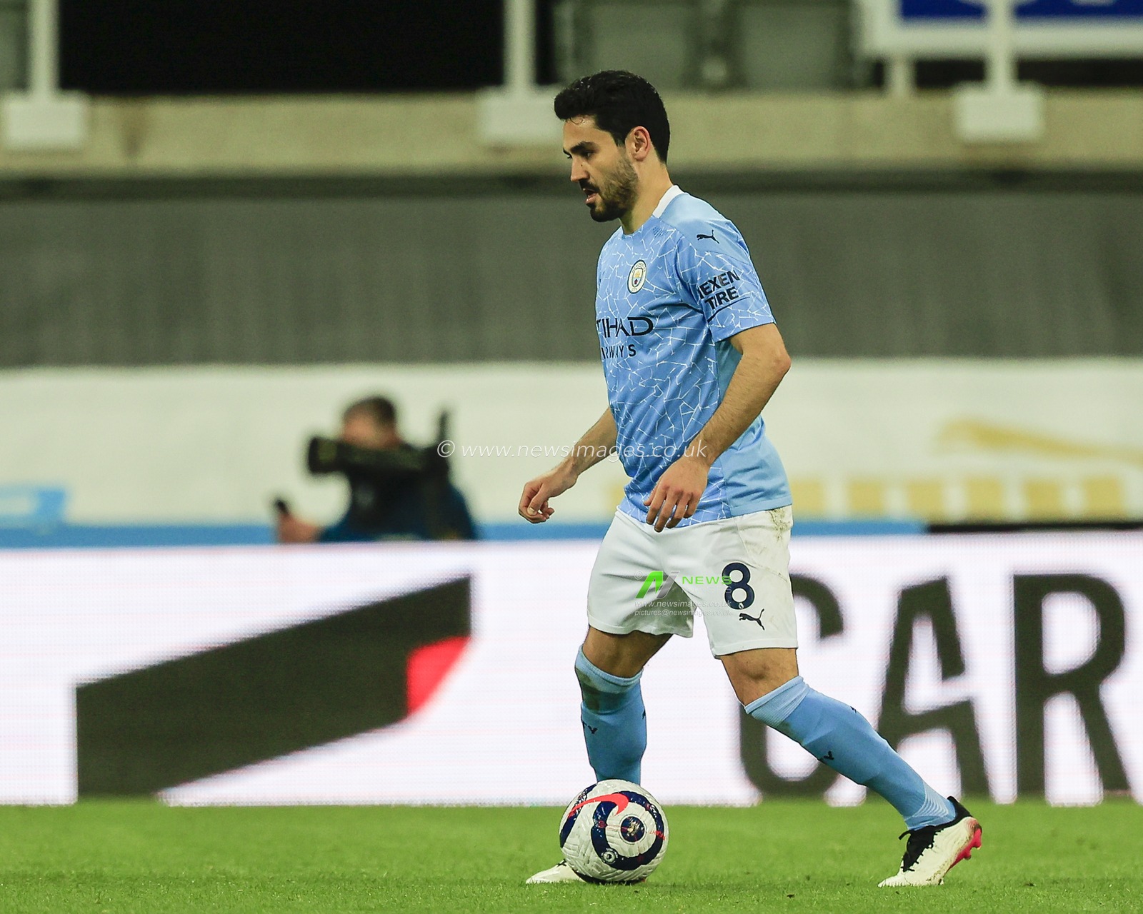 Ä°lkay GÃ¼ndoÄŸan #8 of Manchester City in possession of the ball