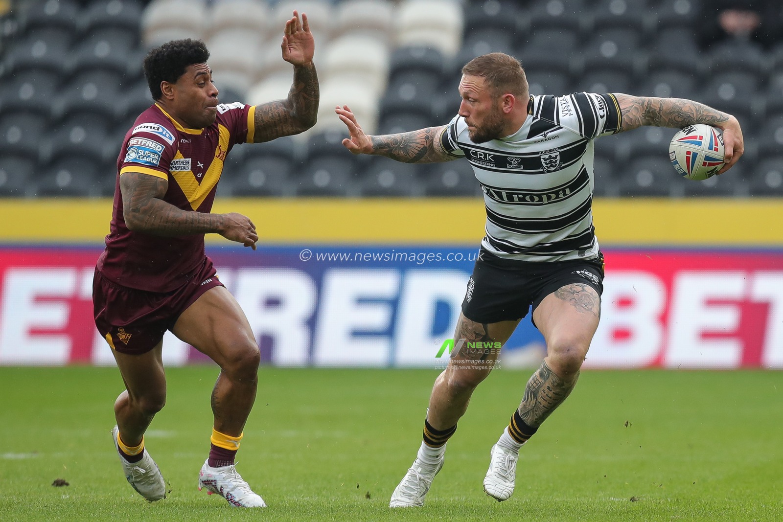 Kevin Naiqama #4 of Huddersfield Giants goes after Josh Griffin #23 of Hull FC during the Betfred Super League Round 10 match Hull FC vs Huddersfield Giants at MKM Stadium, Hull, United Kingdom, 23rd April 2023

(Photo by James Heaton/News Images)