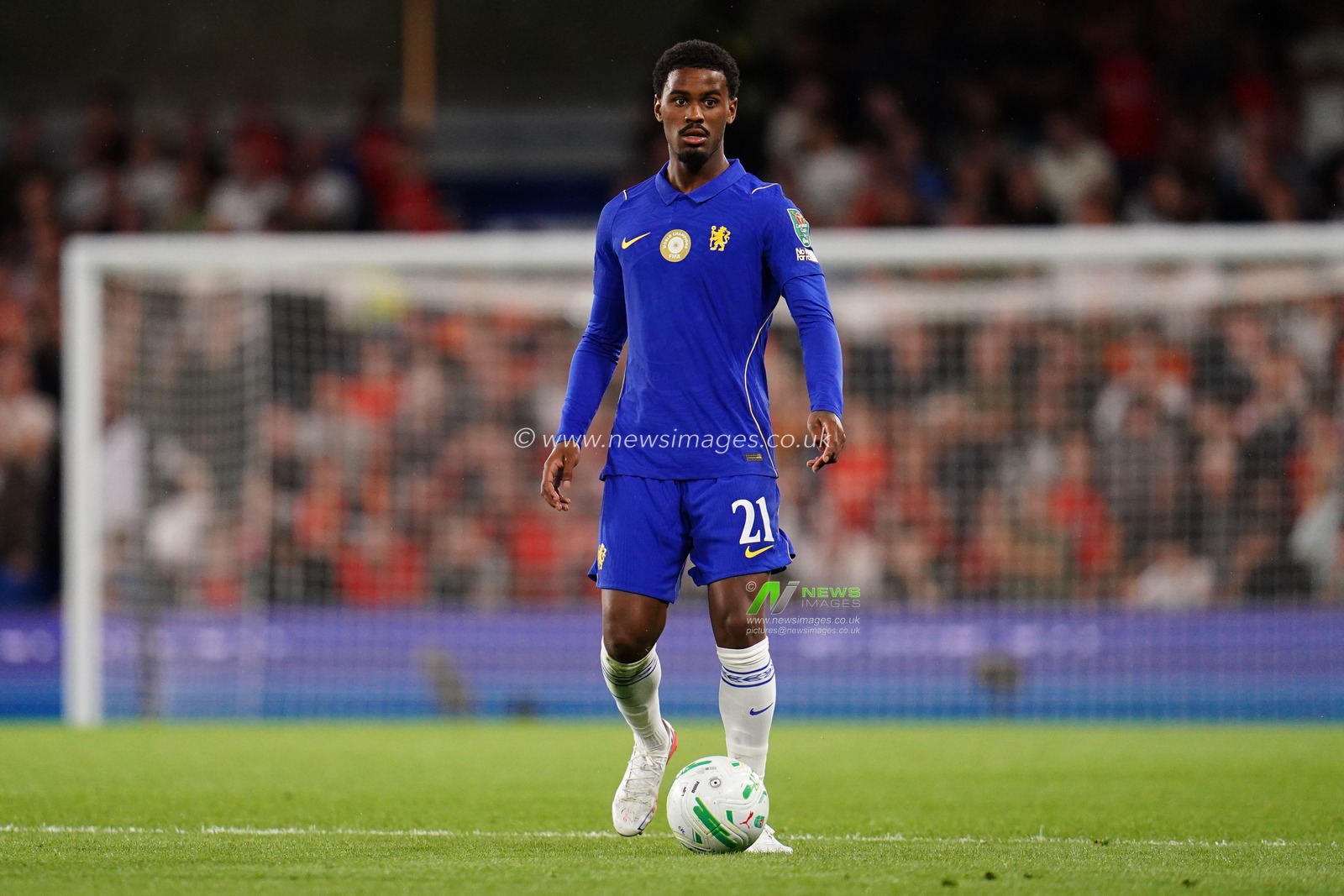 Jorrel Hato of Chelsea with the ball during the Carabao Cup round 2 match Chelsea vs Luton Town at Stamford Bridge, London, United Kingdom on 27 August 2026

(Photo by Harvey Murphy/News Images)