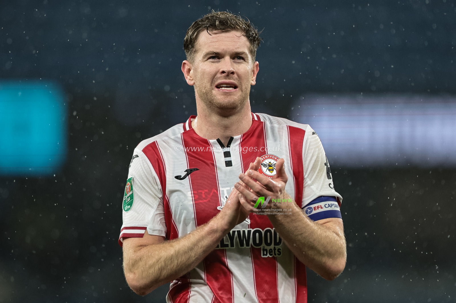 Nathan Collins of Brentford applauds the fans after the final whistle during the Carabao Cup Quarter Final match Manchester City vs Brentford at Etihad Stadium, Manchester, United Kingdom, 17th December 2025

(Photo by Mark Cosgrove/News Images)

*** GER AUT SUI OUT ***