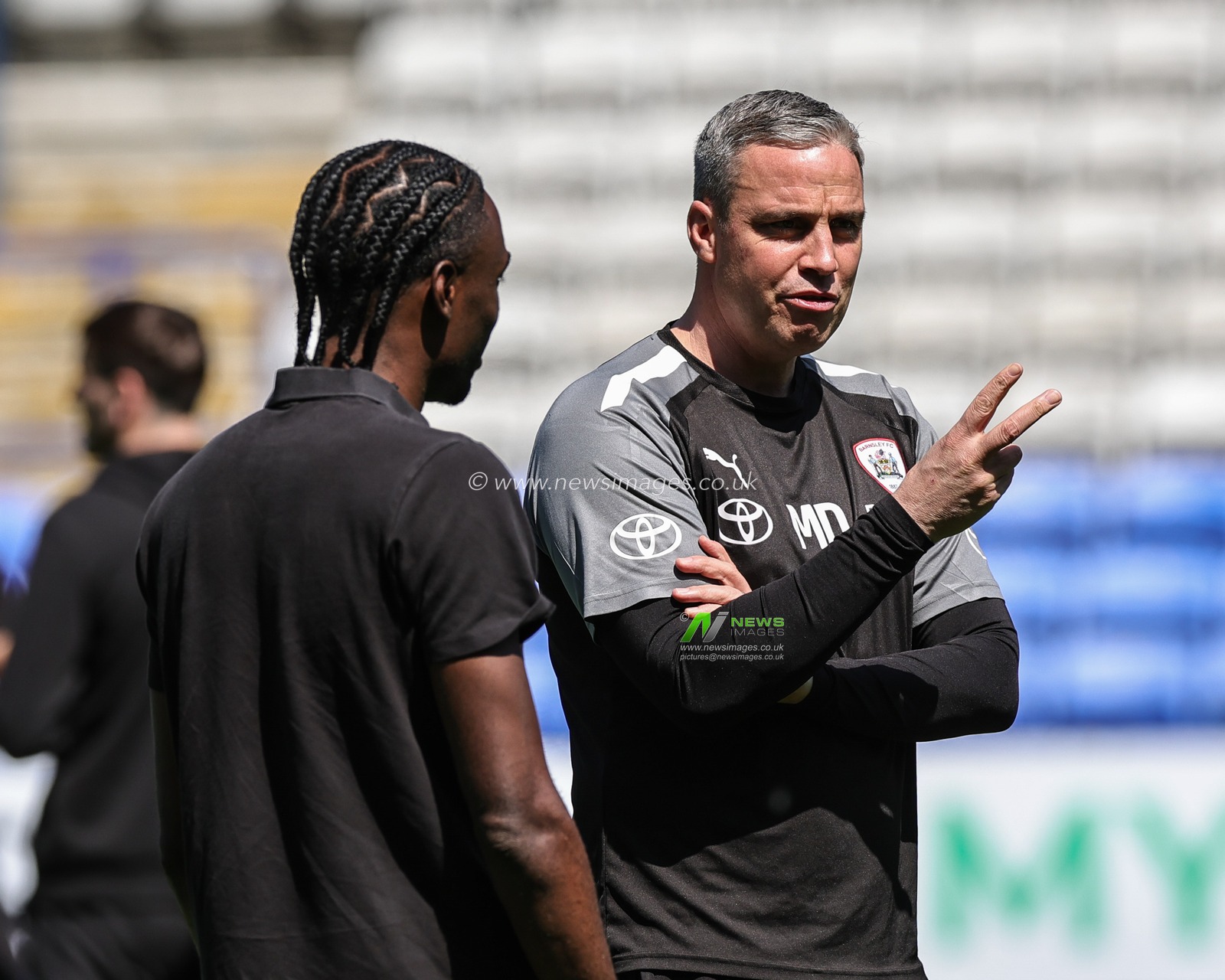Michael Duff manager of Barnsley speaks to Devante Cole #44 of Barnsley during the Sky Bet League 1 Play-Off match Bolton Wanderers vs Barnsley at University of Bolton Stadium, Bolton, United Kingdom, 13th May 2023

(Photo by Mark Cosgrove/News Images)