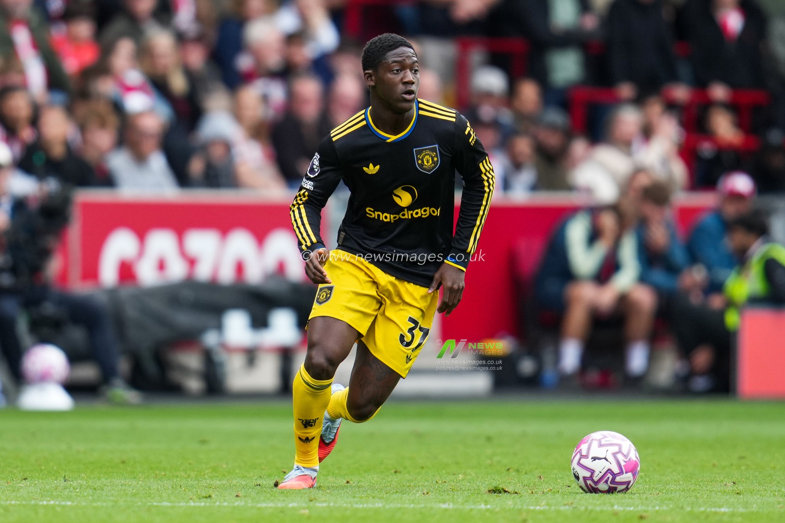 Kobbie Mainoo of Manchester United on the ball during the Premier League match Brentford vs Manchester United at The Gtech Community Stadium, London, United Kingdom, 27th September 2025

(Photo by Harvey Murphy/News Images)