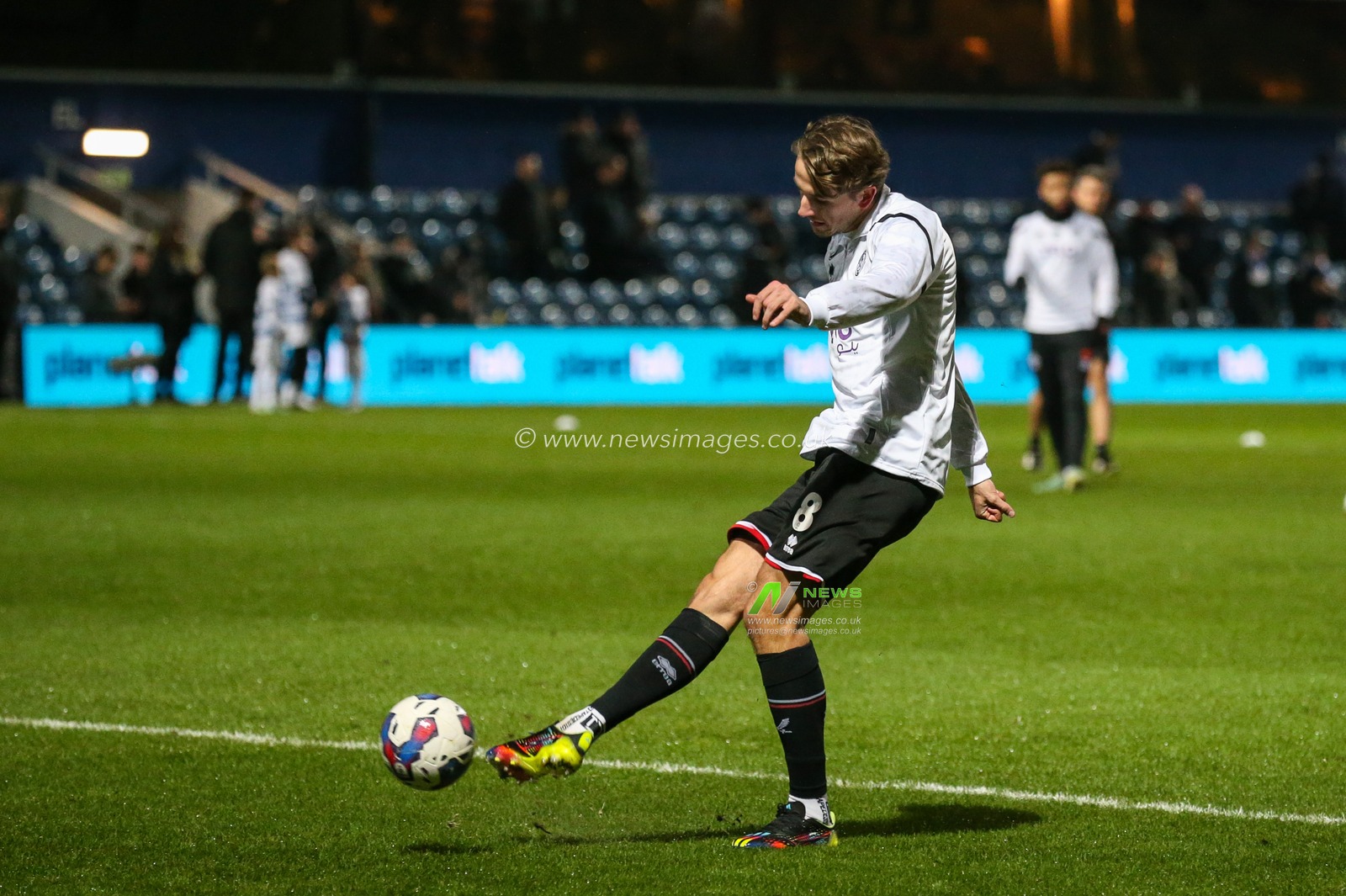 Sander Berge #8 of Sheffield United warms up during the Sky Bet Championship match Queens Park Rangers vs Sheffield United at Kiyan Prince Foundation Stadium, London, United Kingdom, 2nd January 2023

(Photo by Arron Gent/News Images)