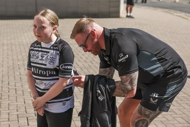 Oliver Holmes of Hull FC signs a fans shirt during the Betfred Super League Round 9 match Hull FC vs Wigan Warriors at MKM Stadium, Hull, United Kingdom, 27th April 2025

(Photo by Mark Cosgrove/News Images)