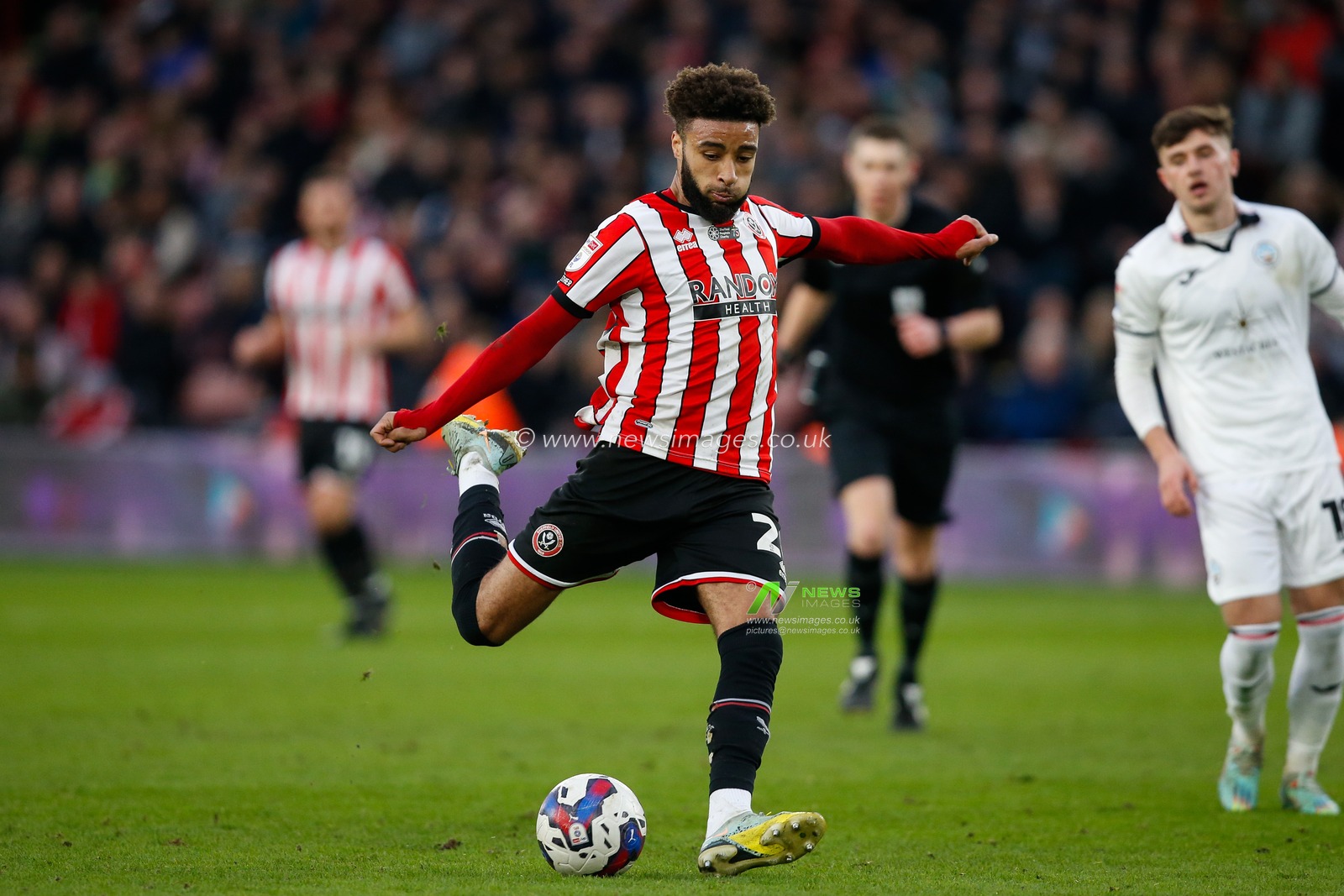 Jayden Bogle #20 of Sheffield United attempts a shot on goalduring the Sky Bet Championship match Sheffield United vs Swansea City at Bramall Lane, Sheffield, United Kingdom, 11th February 2023

(Photo by Ben Early/News Images)