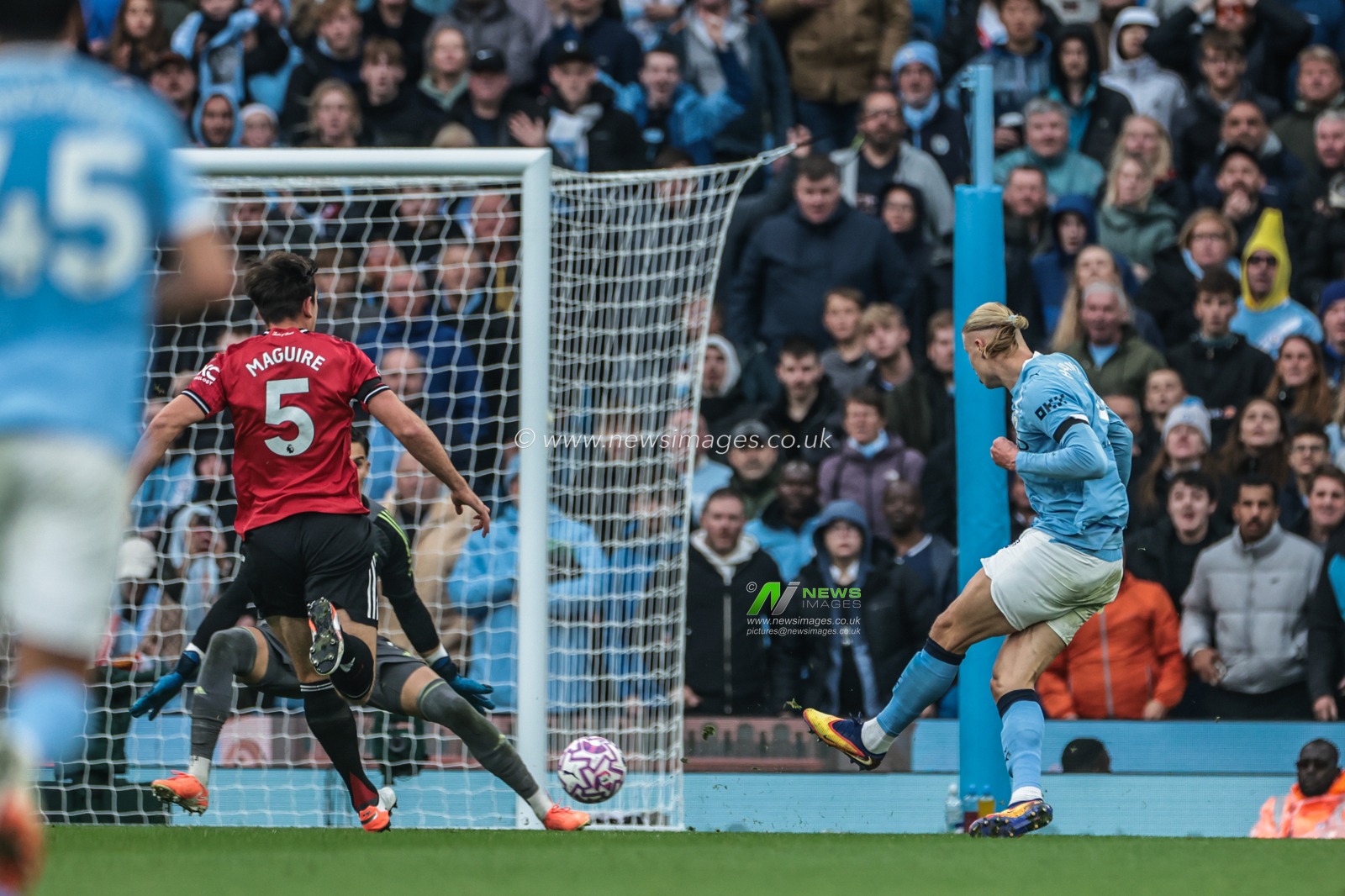 Erling Haaland of Manchester City scores to make it 3-0 during the Premier League match Manchester City vs Manchester United at Etihad Stadium, Manchester, United Kingdom, 14th September 2025

(Photo by Mark Cosgrove/News Images)