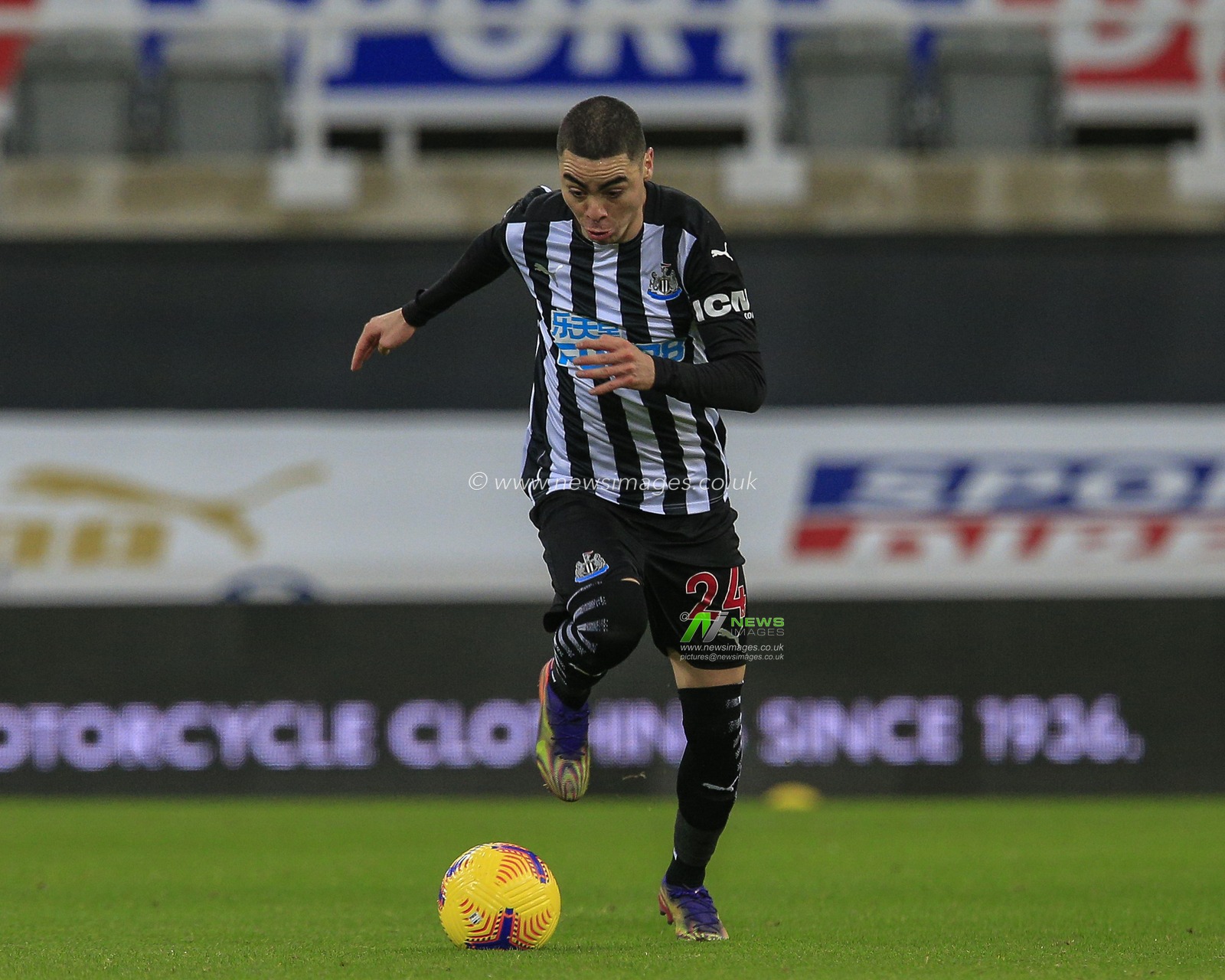 Miguel AlmirÃ³n #24 of Newcastle United in possession of the ball