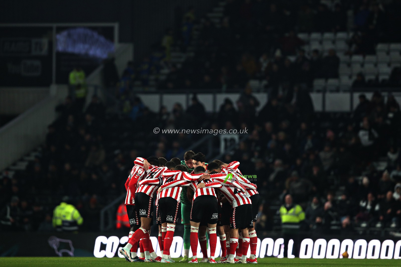 Sunderland huddle before the Sky Bet Championship match Derby County vs Sunderland at Pride Park Stadium, Derby, United Kingdom, 21st January 2025

(Photo by Sam Eaden/News Images) 