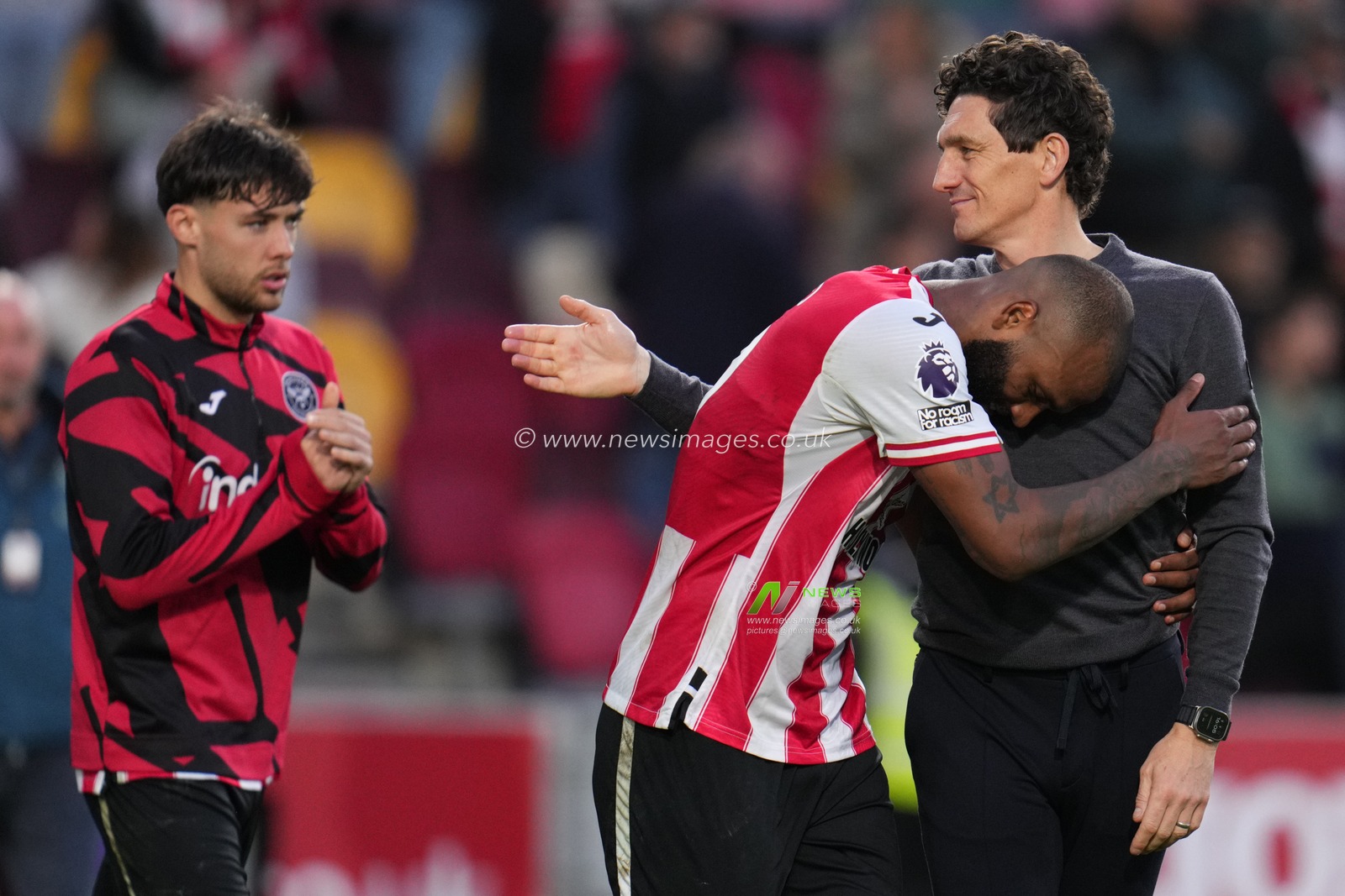 Keith Andrews manager of Brentford and Igor Thiago of Brentford after full time during the Premier League match Brentford vs Newcastle United at The Gtech Community Stadium, London, United Kingdom, 9th November 2025

(Photo by Harvey Murphy/News Images)

*** GER AUT SUI OUT ***