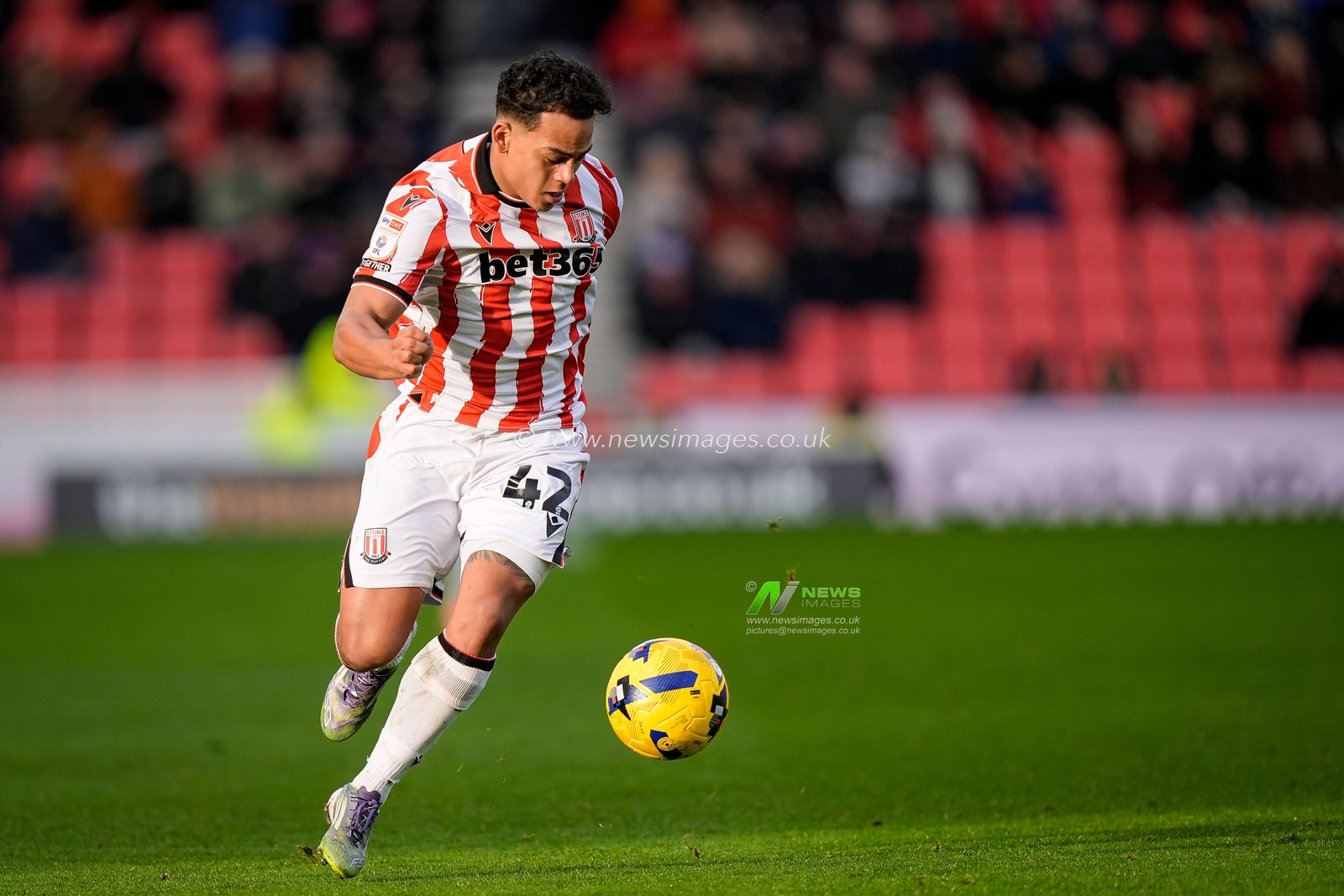 Million Manhoef of Stoke City of Stoke City runs with the ball during the Sky Bet Championship match Stoke City vs Swansea City at Bet365 Stadium, Stoke-on-Trent, United Kingdom, 13th December 2025

(Photo by Maynard Manyowa/News Images)

*** GER AUT SUI OUT ***