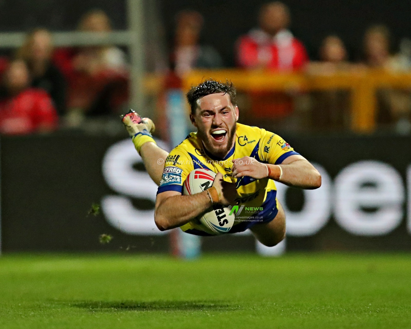 Adam Holroyd of Warrington Wolves scores a try during the Betfred Super League round 27 match Hull KR vs Warrington Wolves at Sewell Group Craven Park, Kingston upon Hull, United Kingdom, 18th September 2025(Photo by Sam Eaden/News Images)