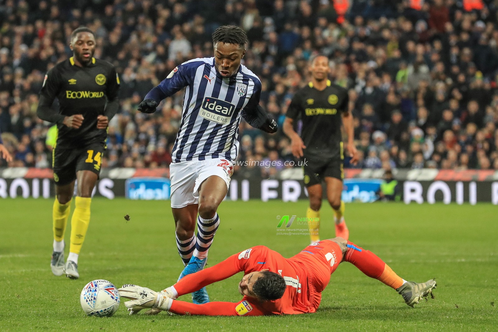 21st December 2019, The Hawthorns, West Bromwich, England; Sky Bet Championship, West Bromwich Albion v Brentford : David Raya (1) of Brentford saves the ball from Kyle Edwards (21) of West Bromwich Albionâ€™s feet 

Credit: Mark Cosgrove/News Images
